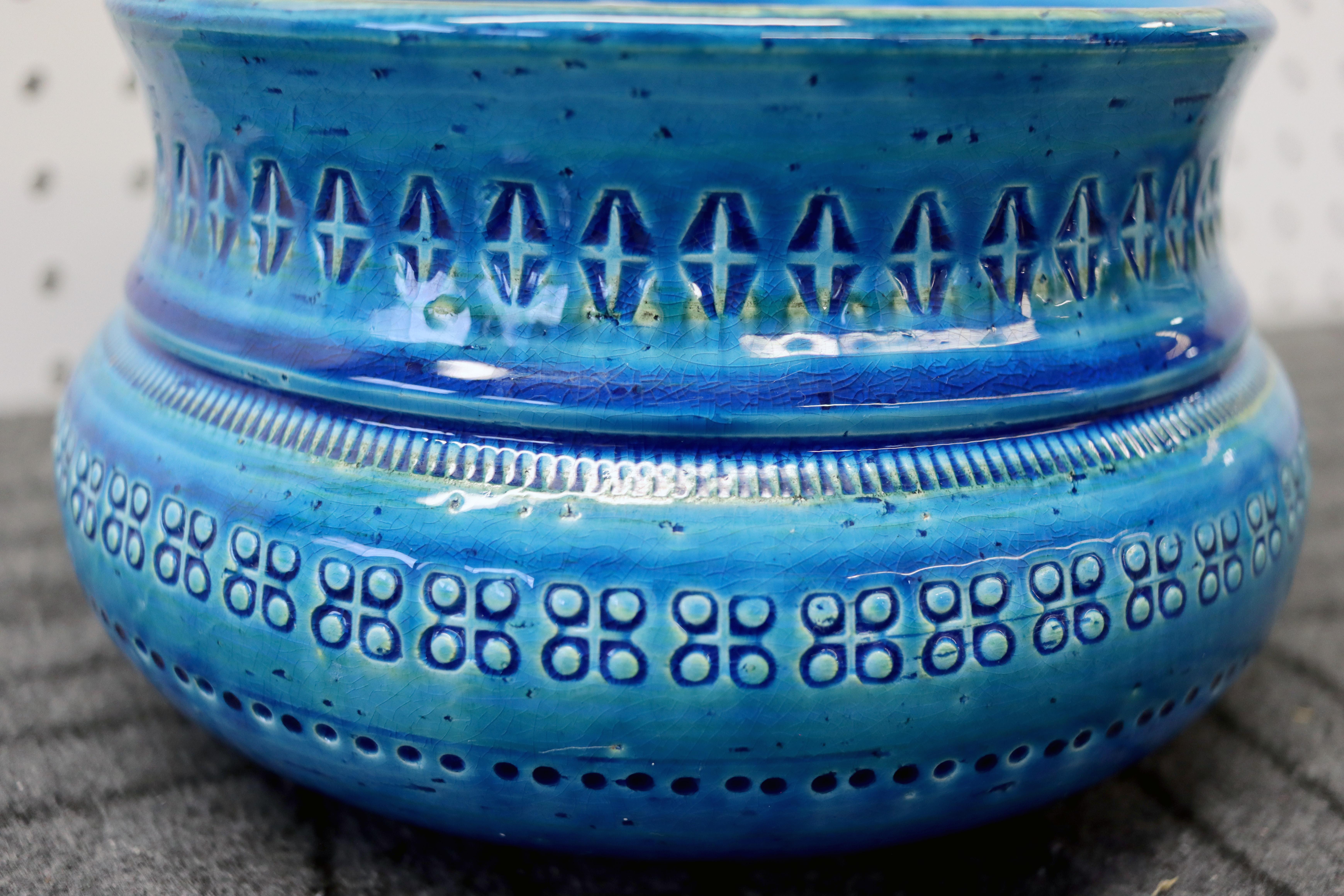 A gorgeous rimini blue bowl by Aldo Londi for Flavia. Marked with Flavia imprint. Aldo Londi's ceramics are a classic of mid-century modern design, and this is a fine example of his work. Measures 8.25” diameter x 5” tall.

Founded in 1921 by