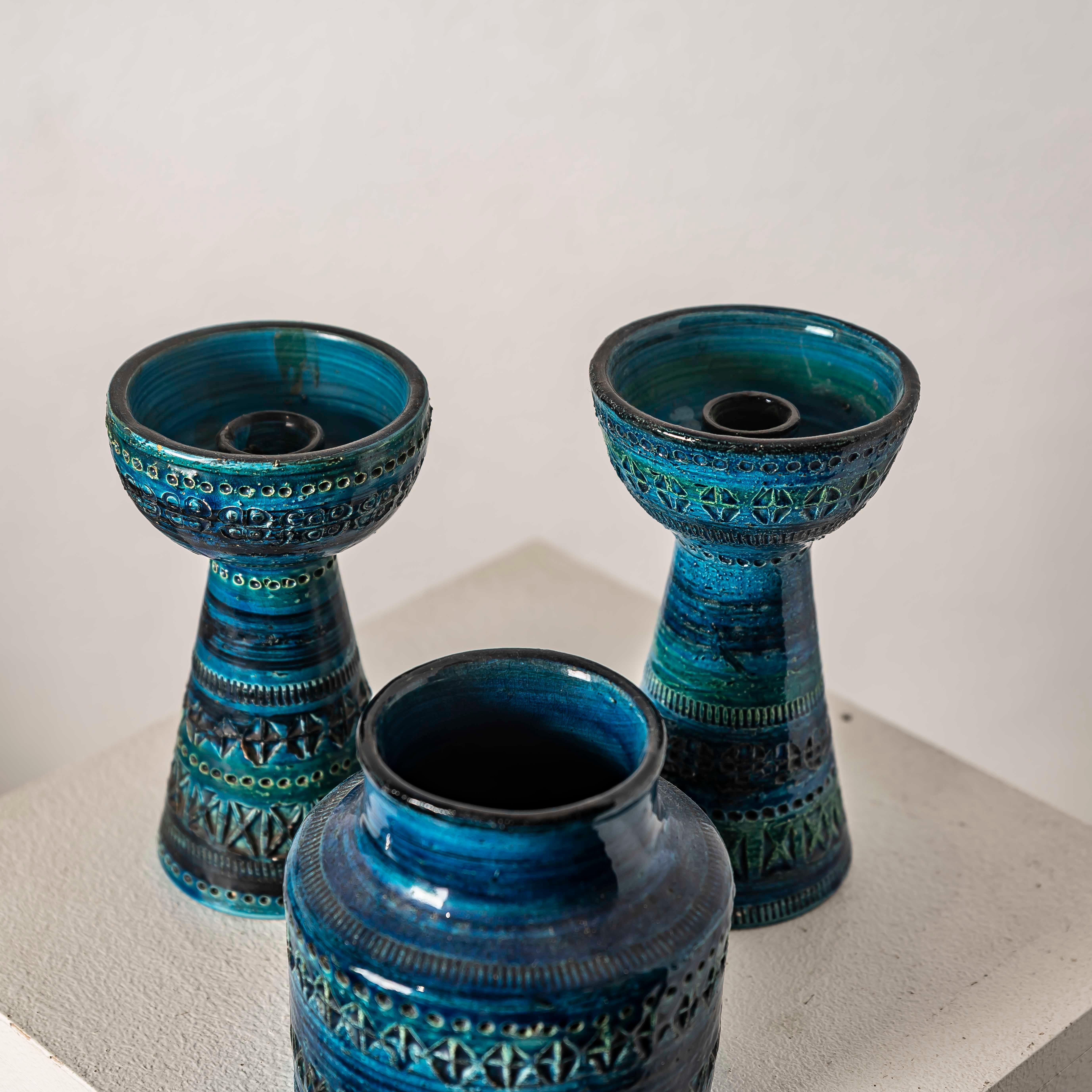 The Aldo Londi for Bitossi Rimini Blue 3-Piece Set from the 1970s is a stunning example of Italian ceramic artistry, blending rich texture, vibrant color, and timeless craftsmanship. Designed by Aldo Londi, Bitossi’s legendary artistic director,