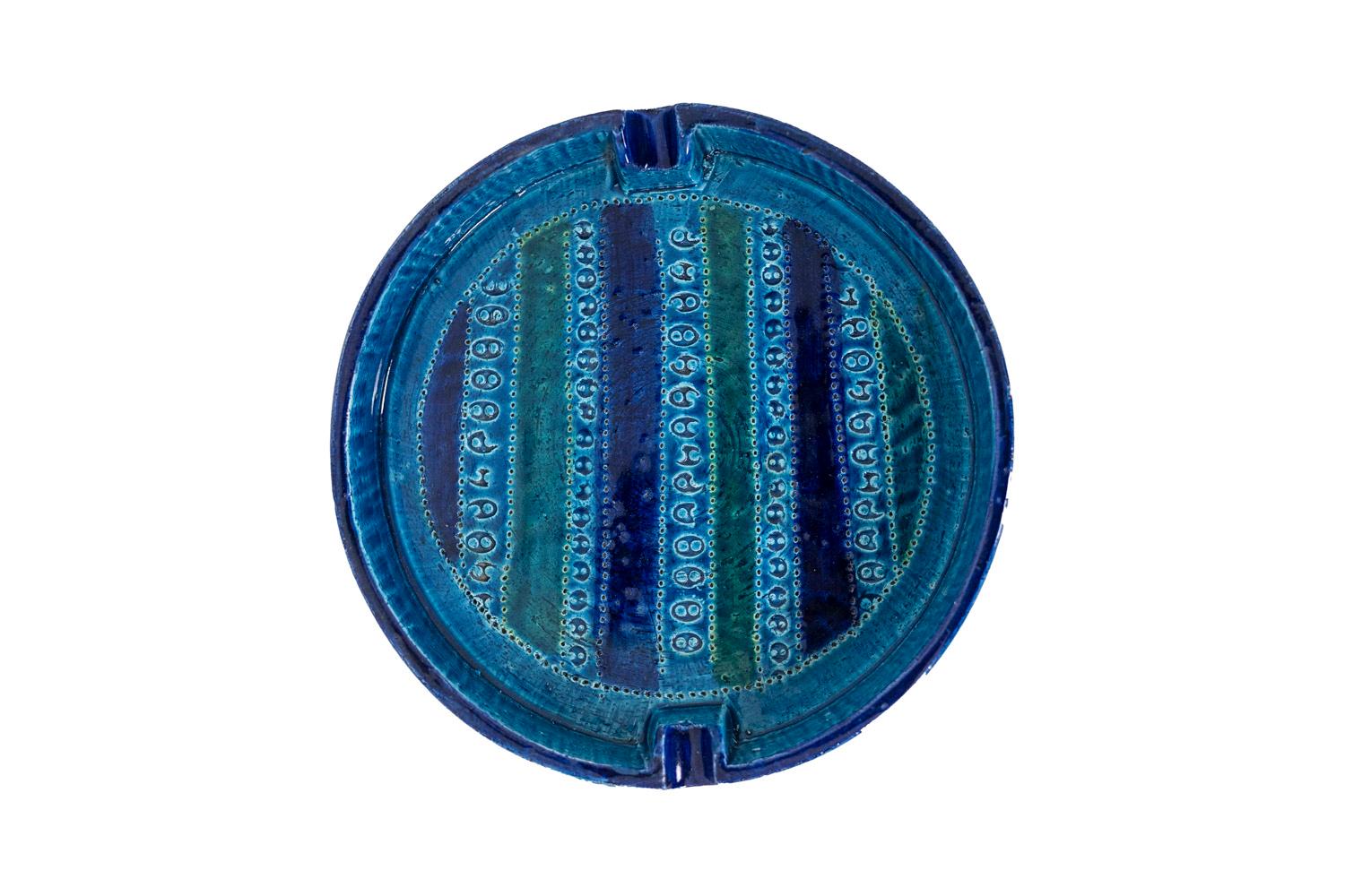 Aldo Londi, attributed to. 
Bitossi, edited by. 

Ashtray, or storage compartment, in ceramic in blue color, adorned with abstract motifs and friezes.

Italian work realized in the 1970s.