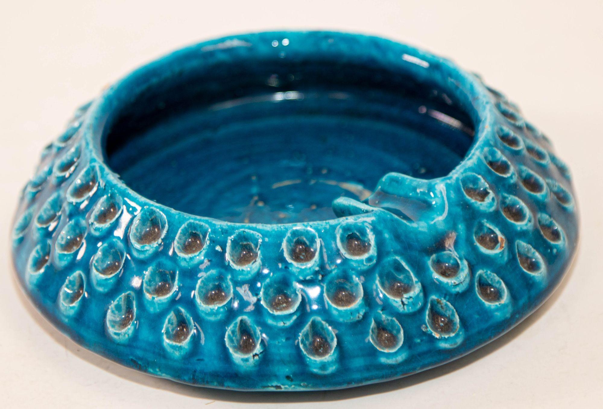 20ième siècle Cendrier en céramique bleue fabriqué à la main en Italie par Aldo Londi pour Bitossi en vente