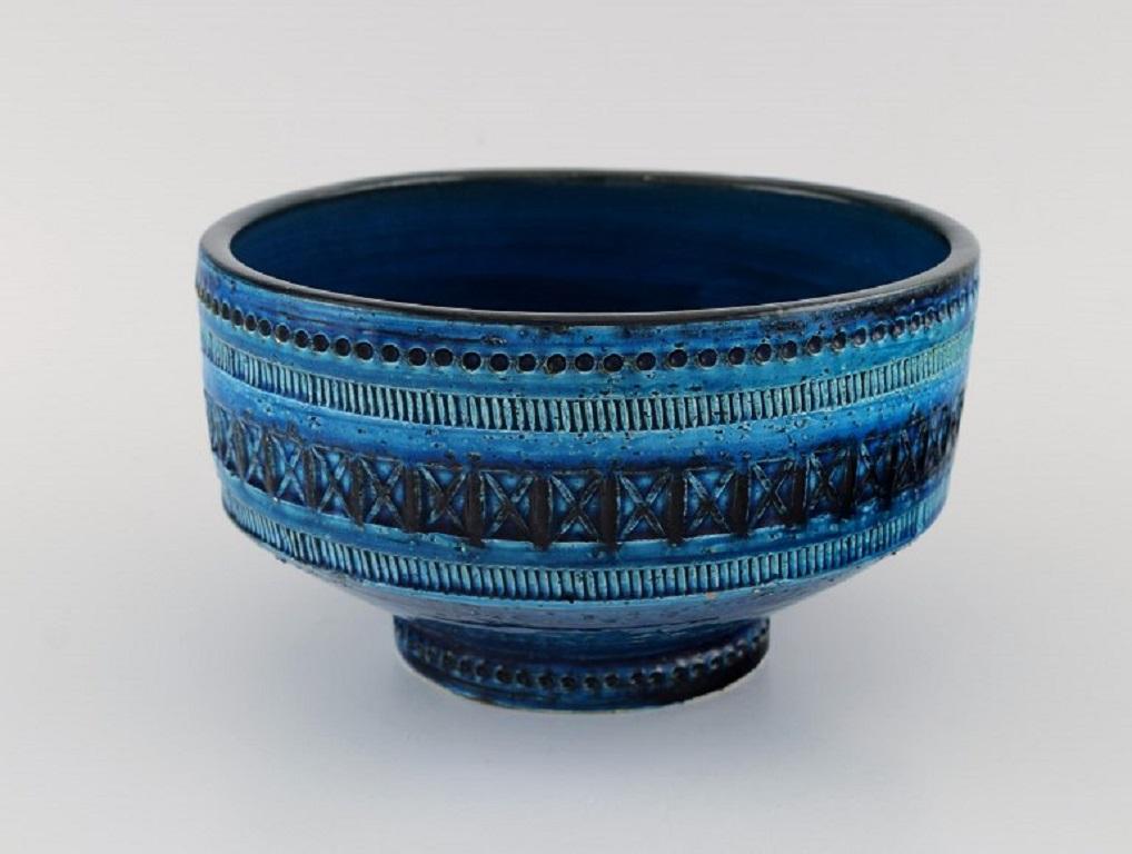 Aldo Londi for Bitossi. Bowl / flowerpot in Rimini-blue glazed ceramics with geometric patterns. 
1960s.
Measures: 19 x 11 cm.
In excellent condition.
Stamped.