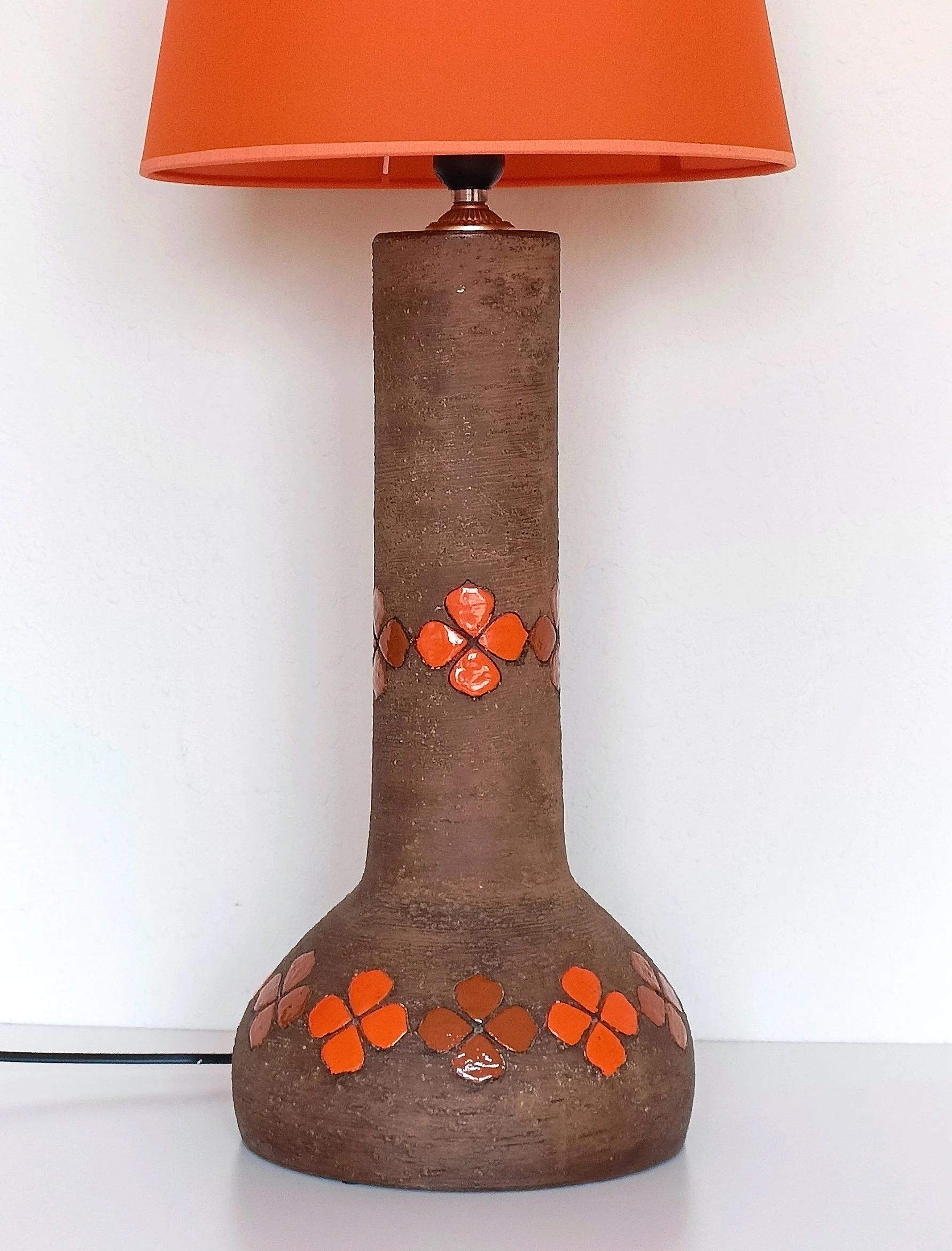 Cette lampe de table en céramique Aldo Londi for Bitossi Mid Century Modern présente la surface rugueuse classique - une signature de la maison Bitossi pendant la période du Mid Century - et le très rare émail décoratif 