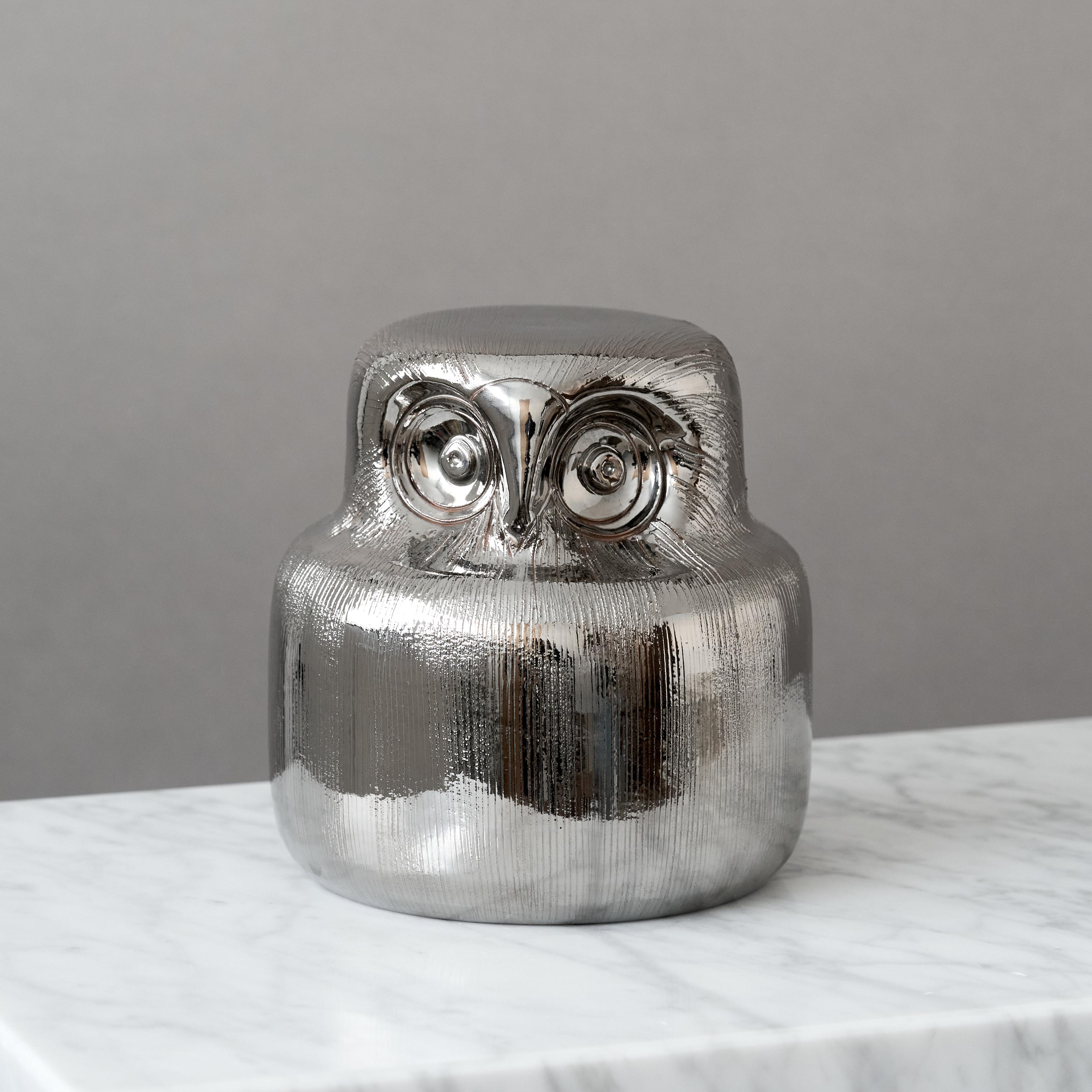 Una bellissima scultura in ceramica di metà secolo raffigurante un gufo inciso con un'incredibile smaltatura argentata.
Disegnato da Aldo Londi per Bitossi, Italia, anni '60.

Ottime condizioni originali. Nessuna scheggiatura, crepa o