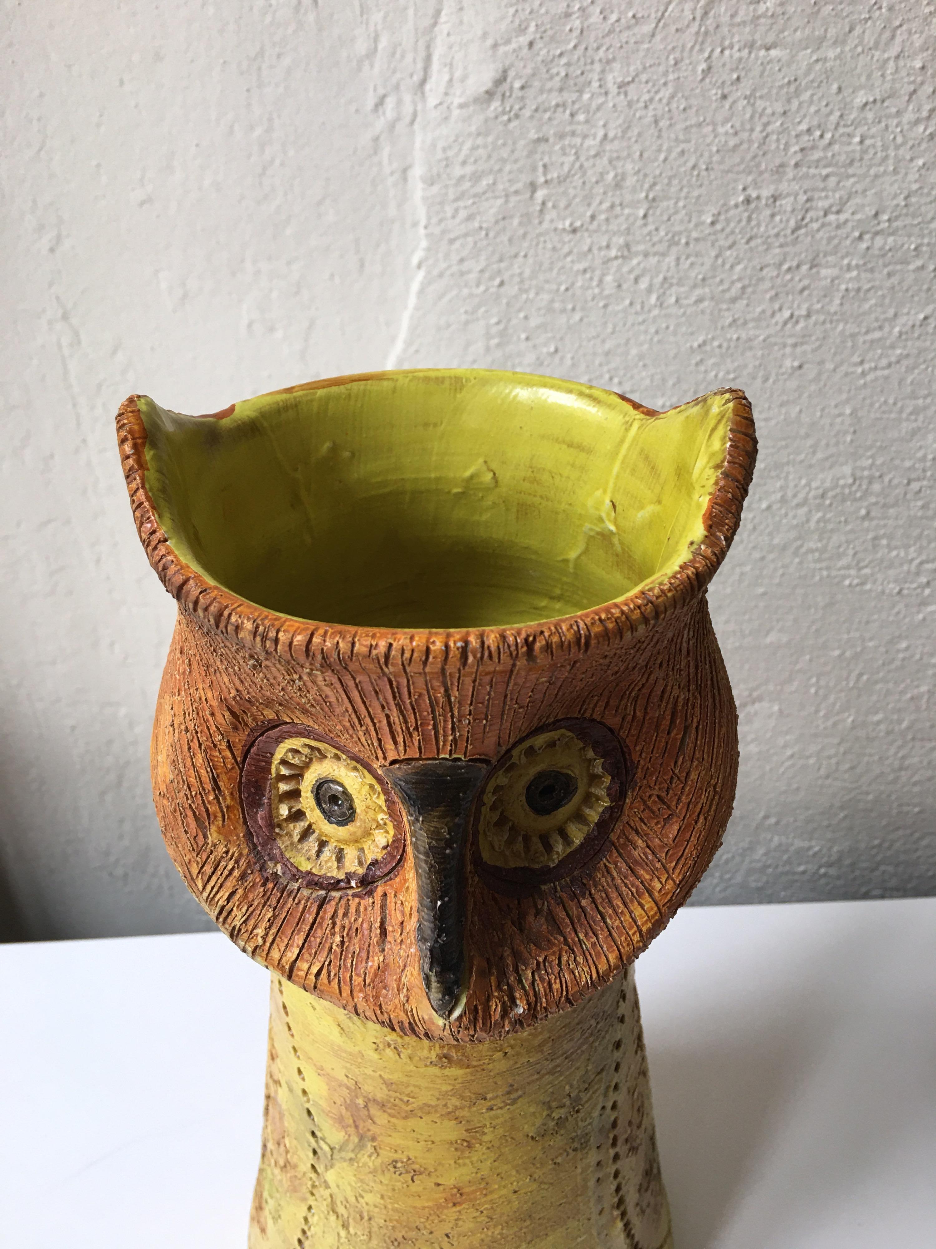 Aldo Londi for Bitossi yellow owl vase. Imported by Rosenthal Netter. Nice size and useful! Fully functioning Vase! Nice to find in the yellow glaze instead of the blue!