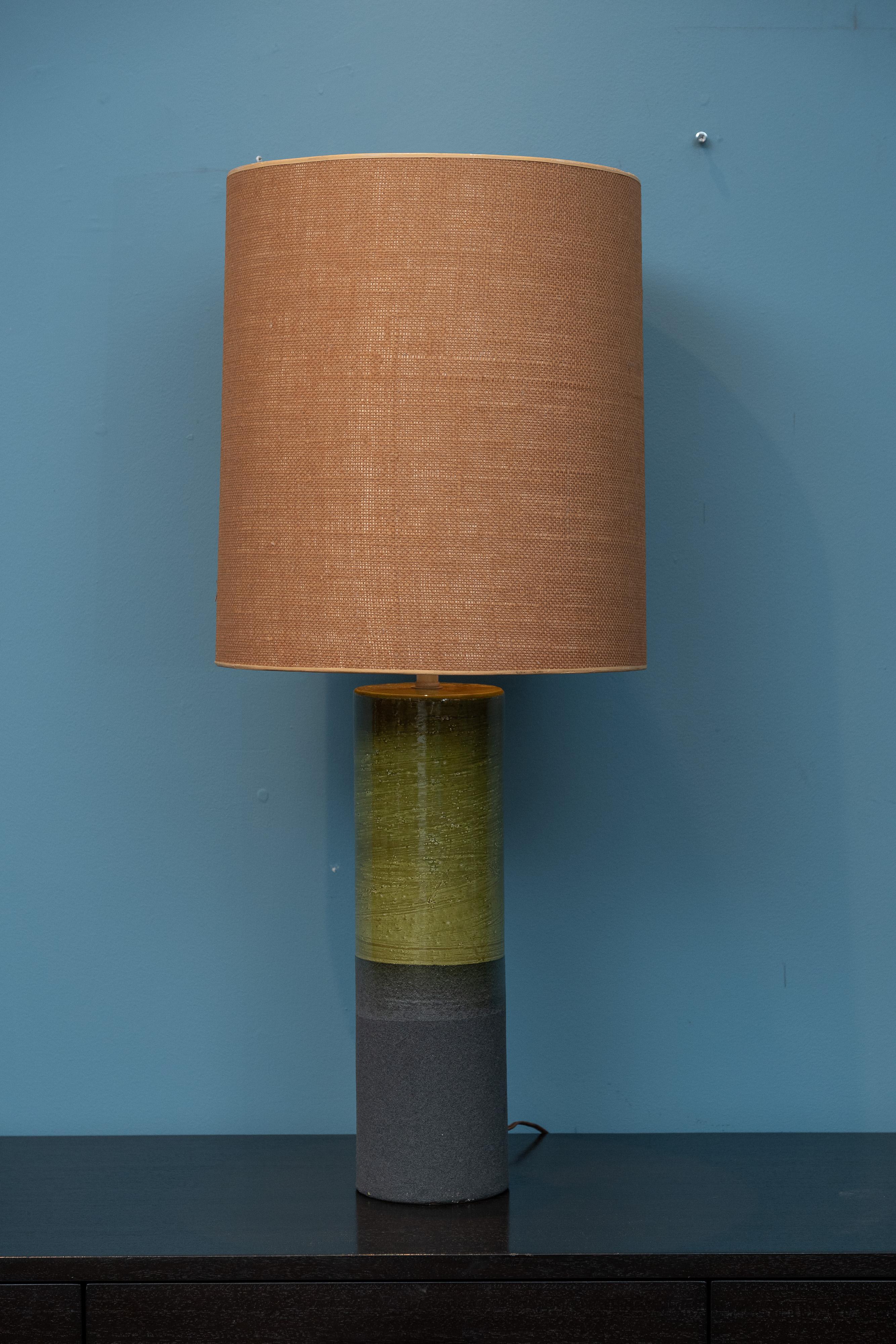 Aldo Londi design ceramic table lamp for Bitossi, Italy. Rare and striking example of Bitossi, simple yet sophisticated pattern and texture. In very good original condition, everything works as it should. The lamp is ready to install and be enjoyed.