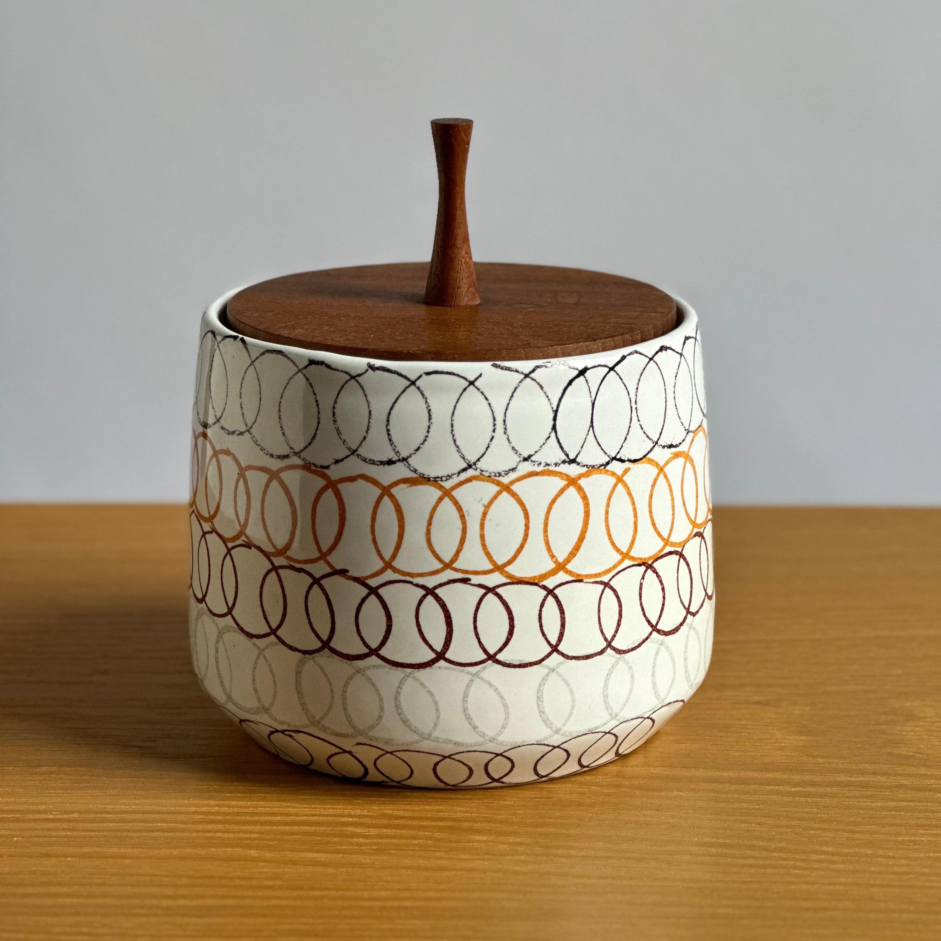 Frühes (vor 1956) modernes Keramikgefäß aus der Mitte des Jahrhunderts mit Walnussdeckel, entworfen von Aldo Londi für Bitossi. Auf der Unterseite signiert.