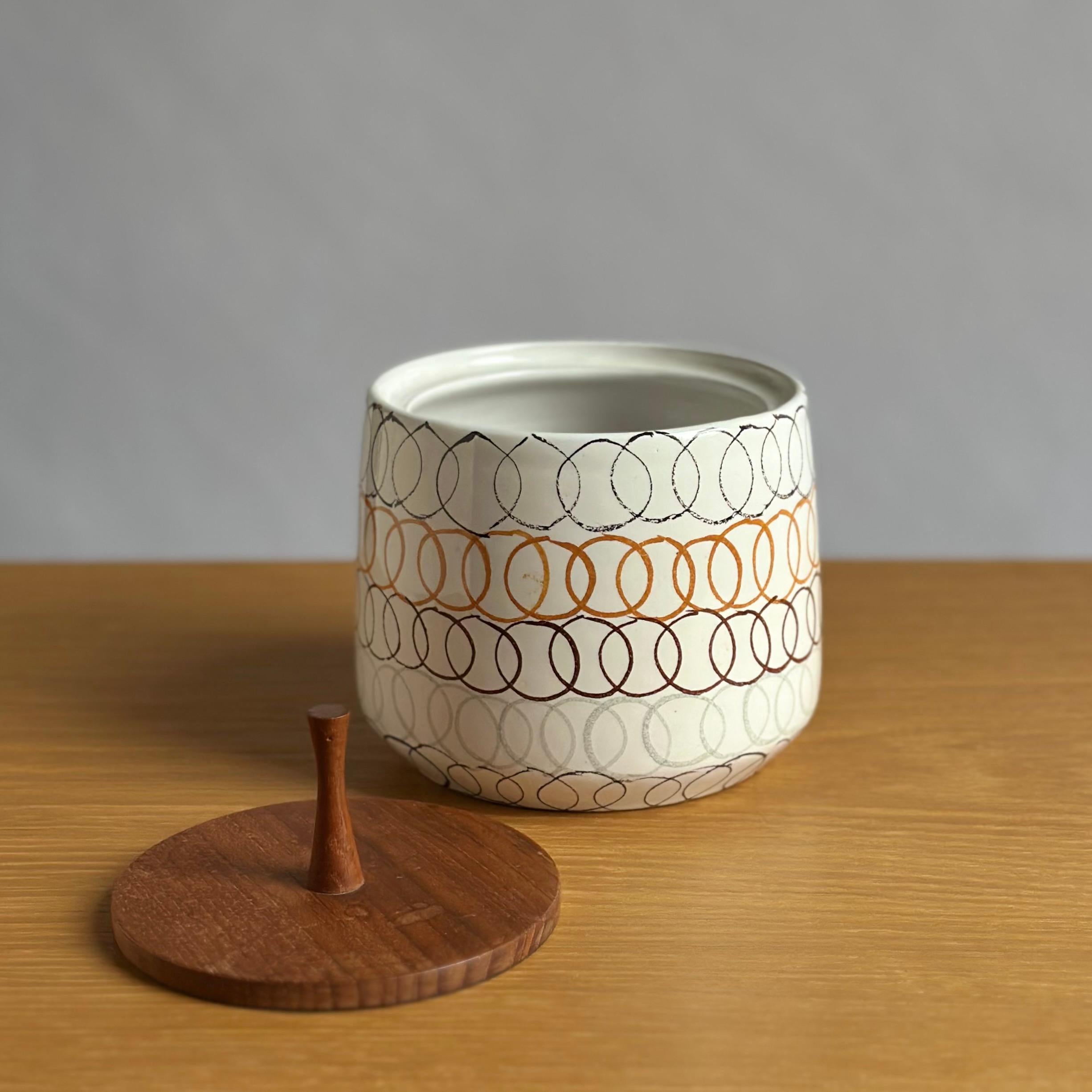 Keramikgefäß von Aldo Londi für Bitossi mit Deckel aus Nussbaumholz, 1950er Jahre (Moderne der Mitte des Jahrhunderts) im Angebot