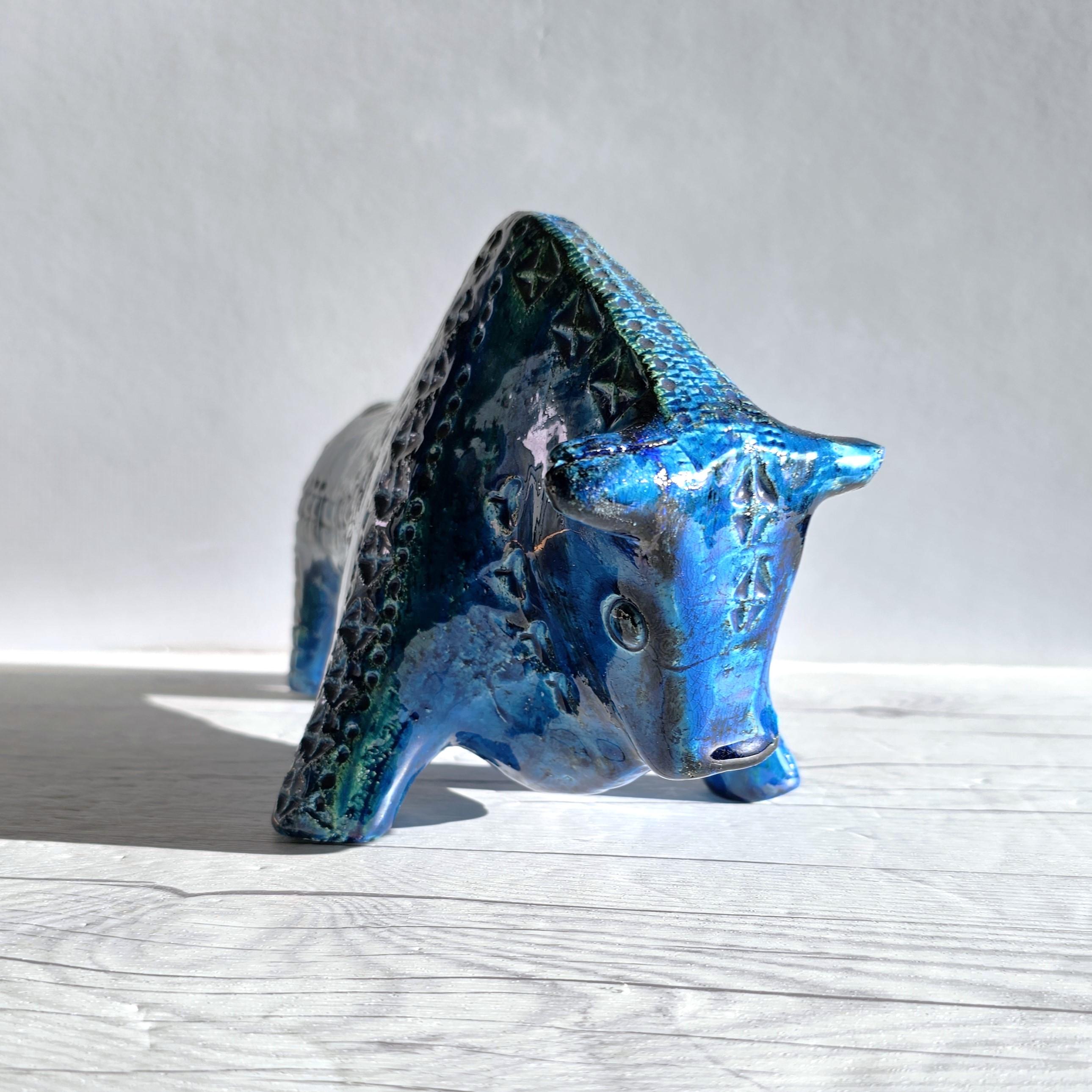 20ième siècle Sculpture de taureau moderniste Rimini Blu d'Aldo Londi pour Bitossi Ceramiche en vente