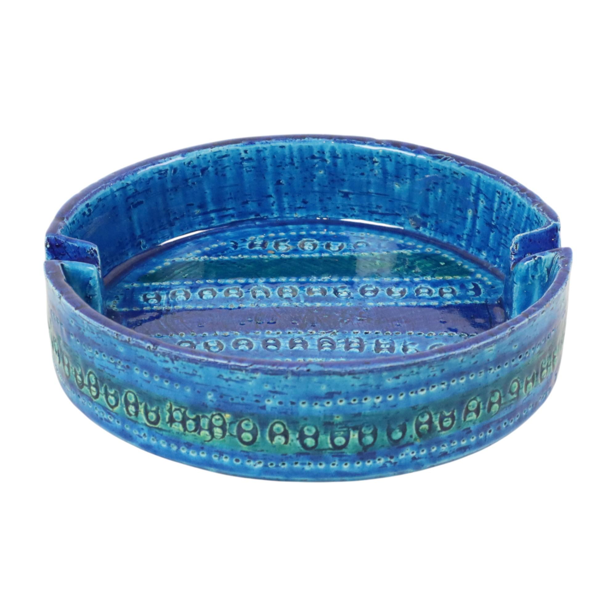 Magnifique grand cendrier vintage, vide poche en céramique avec glaçure bleue craquelée, conçu par Aldo Londi pour Bitossi, vers les années 1960, marqué Made in Italy, 102/20 en bas.

Super décoratif, de haute qualité et très recherché par les