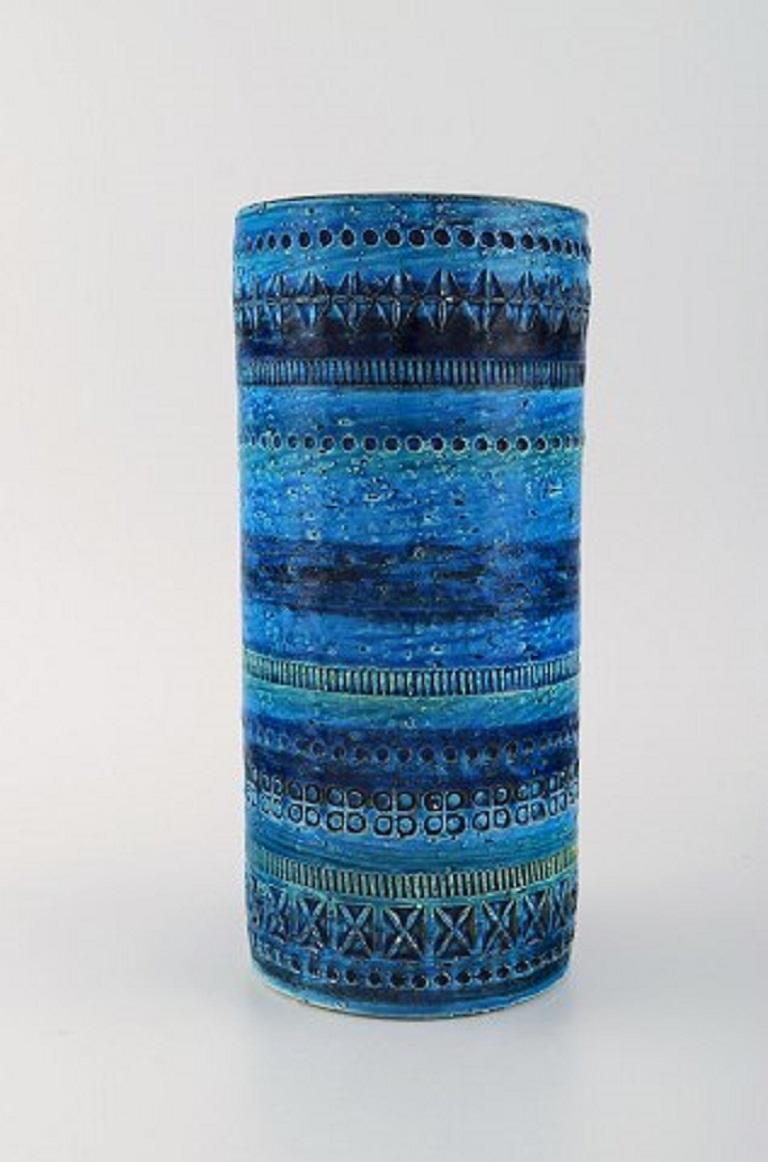 Aldo Londi for Bitossi. Cylindrical vase in Rimini blue-glazed ceramics with geometric patterns, 1960s.
Measures: 23 x 10.5 cm.
In excellent condition.
Stamped.