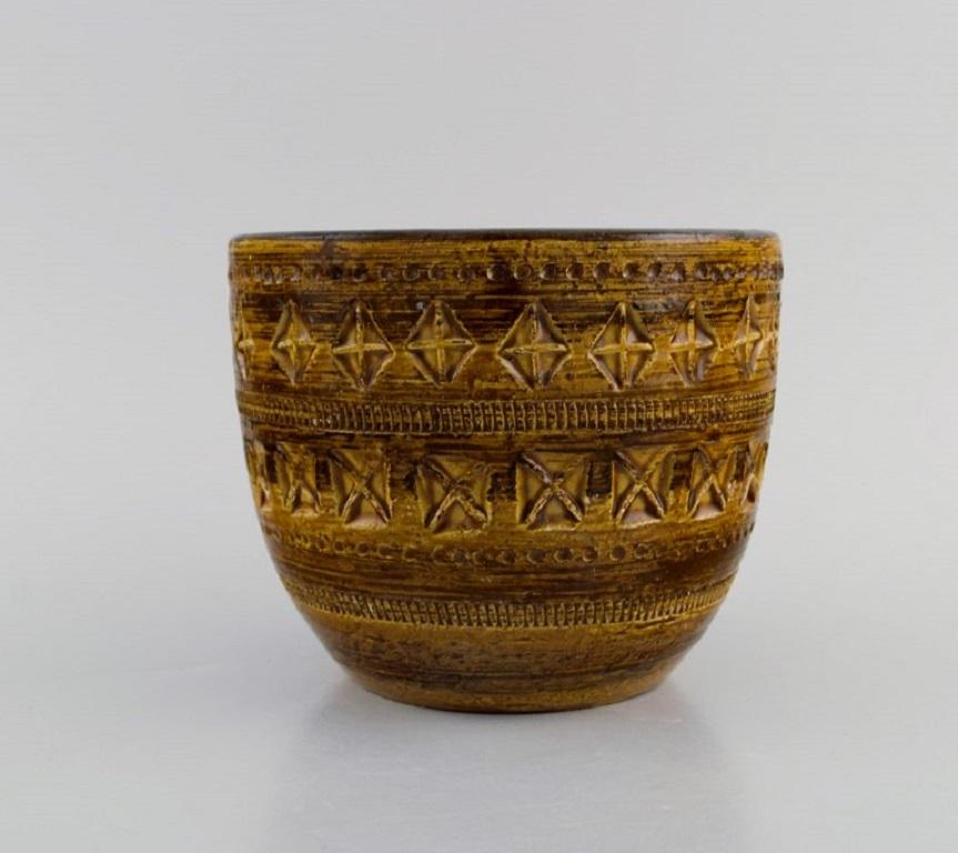 Aldo Londi for Bitossi. Flowerpot in mustard yellow glazed ceramics with geometric patterns. 
1960s.
Measures: 15 x 12.5 cm.
In excellent condition.
Signed.