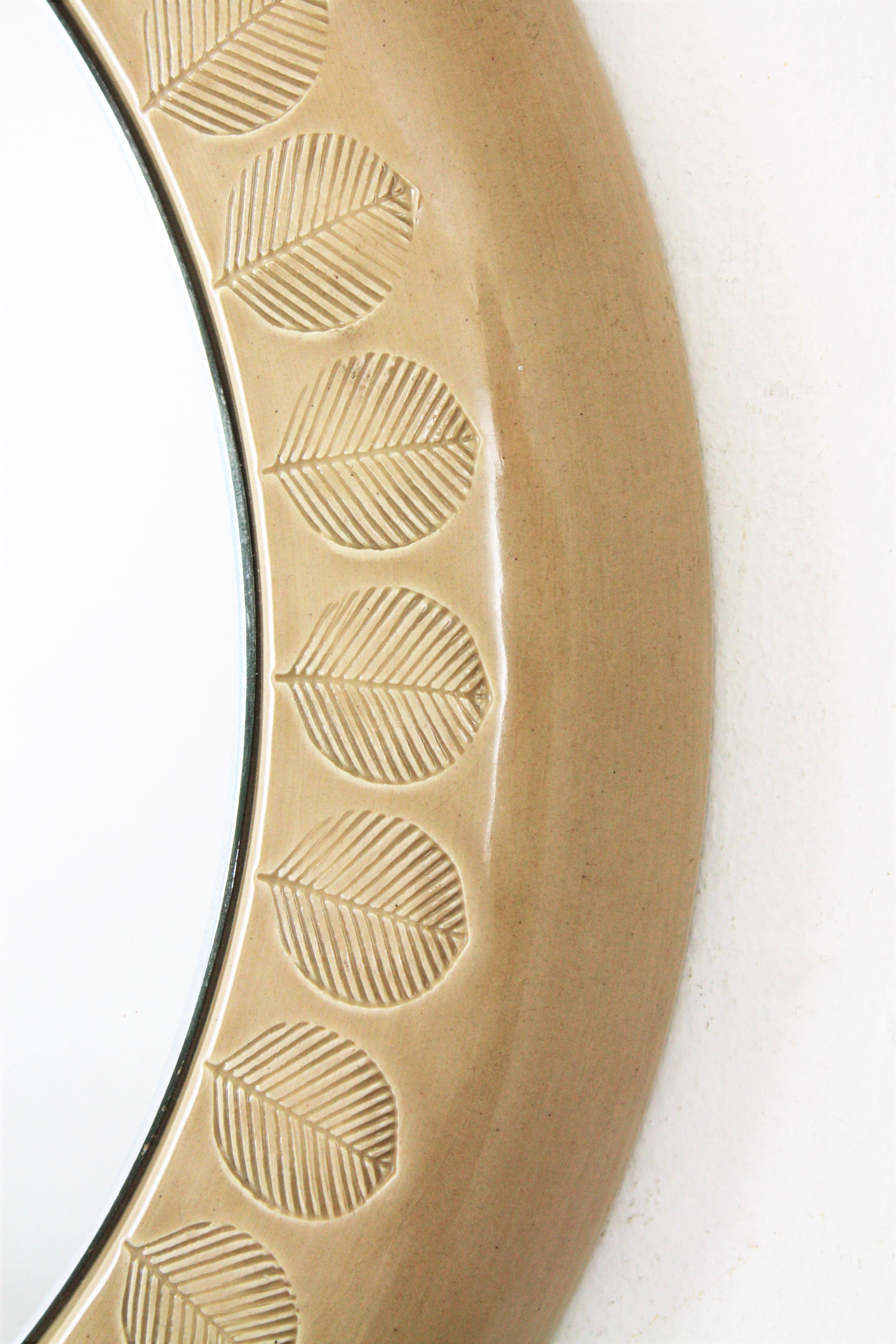 Runder Wandspiegel aus glasierter Keramik mit Blattmotiven von Aldo Londi Bitossi in Beige (Glasiert) im Angebot