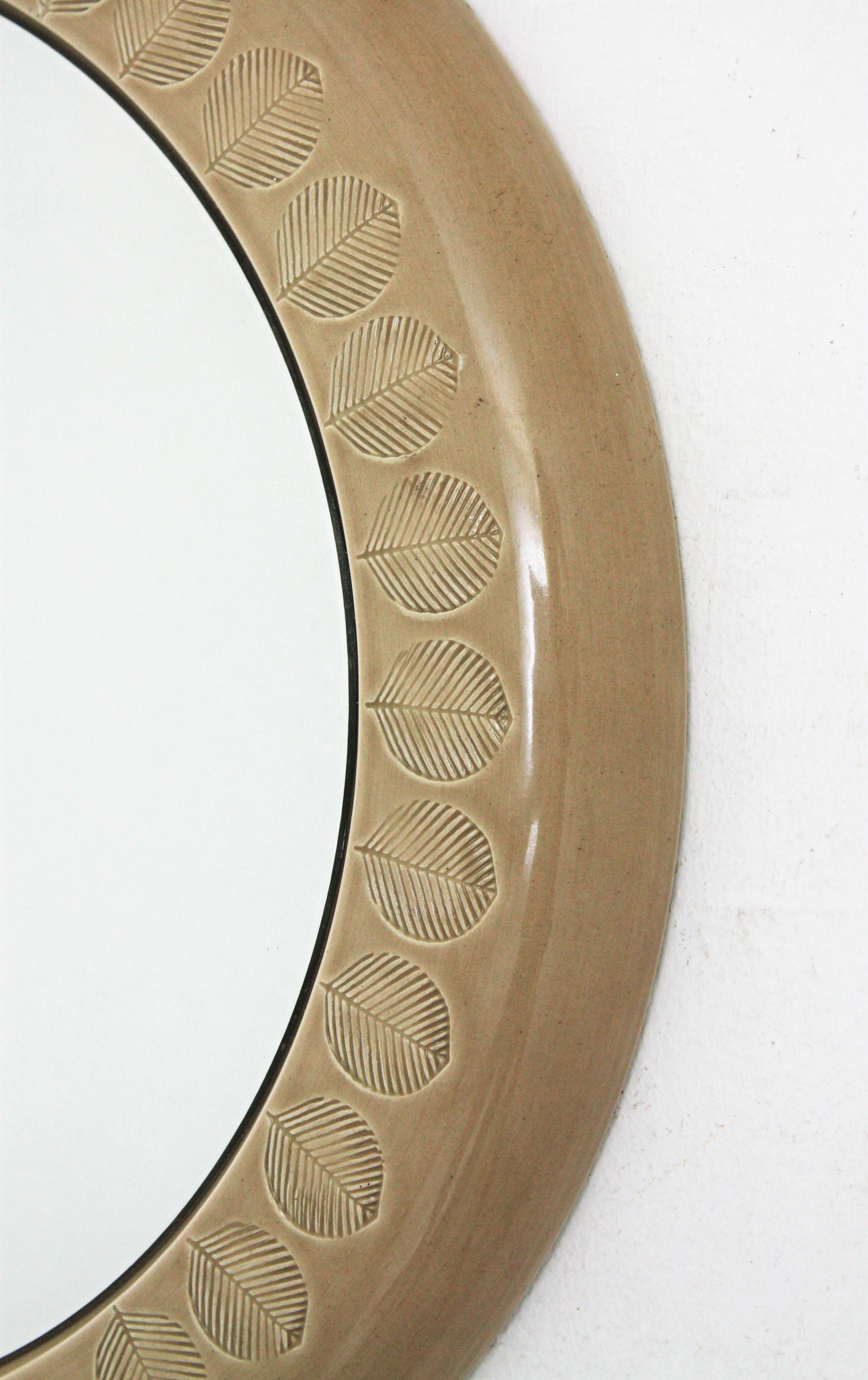 Aldo Londi Bitossi Beige Glazed Ceramic Round Wall Mirror with Leaf Motifs In Excellent Condition For Sale In Barcelona, ES