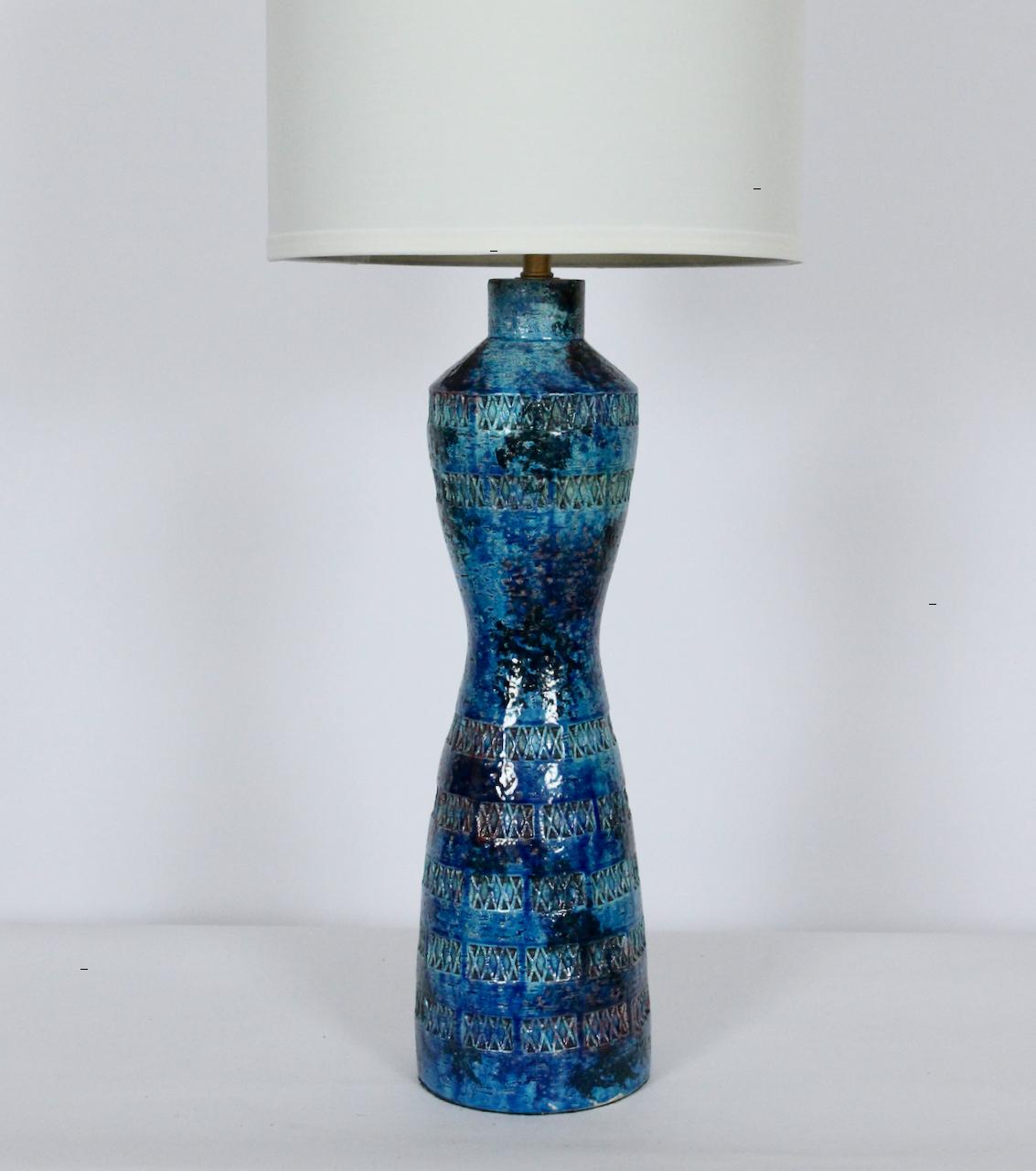 Aldo Londi for Bitossi Incised Rimini Blue Toned Pottery Table Lamp, 1950's In Good Condition For Sale In Bainbridge, NY