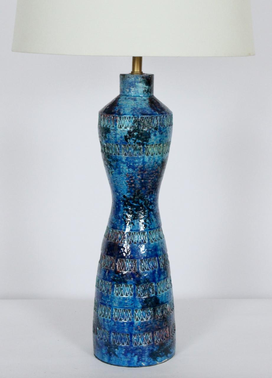 Brass Aldo Londi for Bitossi Incised Rimini Blue Toned Pottery Table Lamp, 1950's For Sale