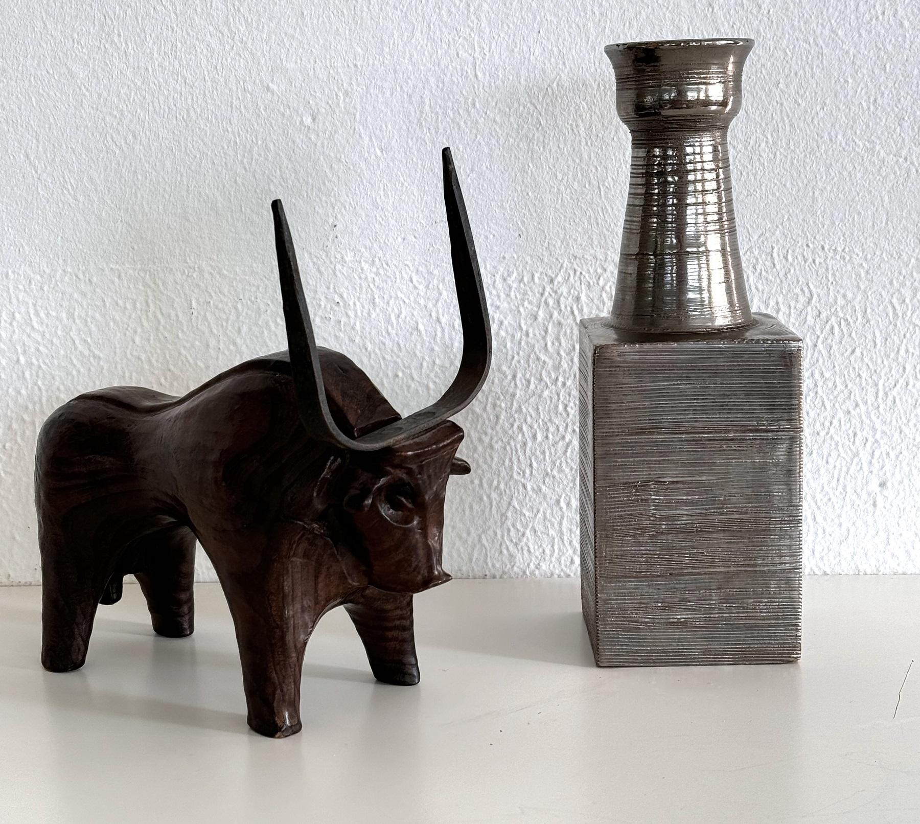 Aldo Londi pour Bitossi Vase en céramique italien du milieu du siècle, années 1960

Magnifique et assez rare vase en céramique - poterie conçu par Aldo Londi et fabriqué par Bitossi, Italie, dans les années 1960.
Magnifiquement émaillé en argent