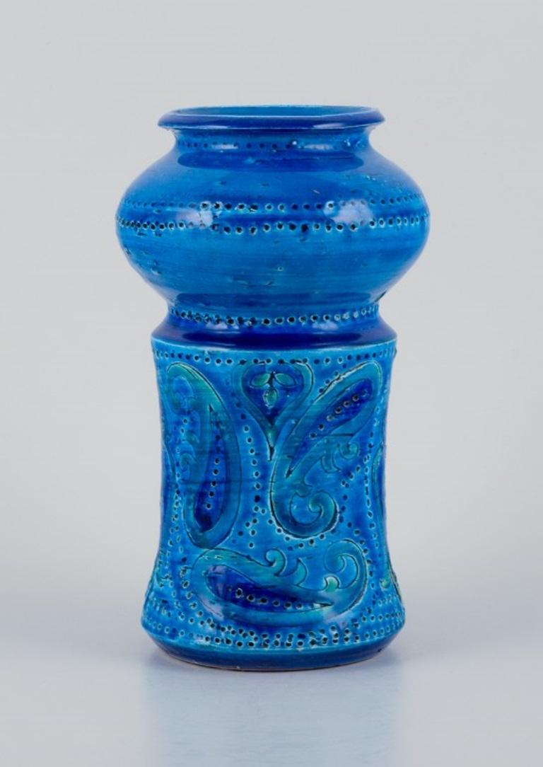 Aldo Londi for Bitossi, Italy. Ceramic vase in azure blue glaze.
1960s/70s.
Marked.
In perfect condition.
Dimensions: H 20.0 x D 11.5 cm.