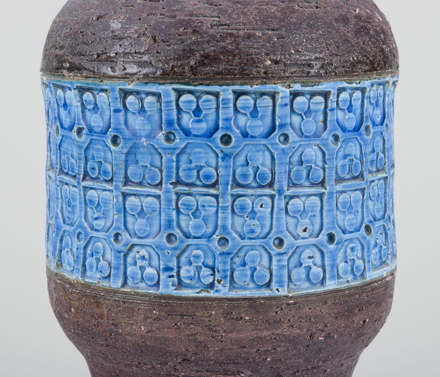 Les produits d'occasion sont exonérés de droits d'importation pour les clients américains. 
Par conséquent, aucun droit d'importation ne s'appliquera à votre achat.

Aldo Londi pour Bitossi, Italie.
Grand vase en céramique émaillée bleu Rimini avec