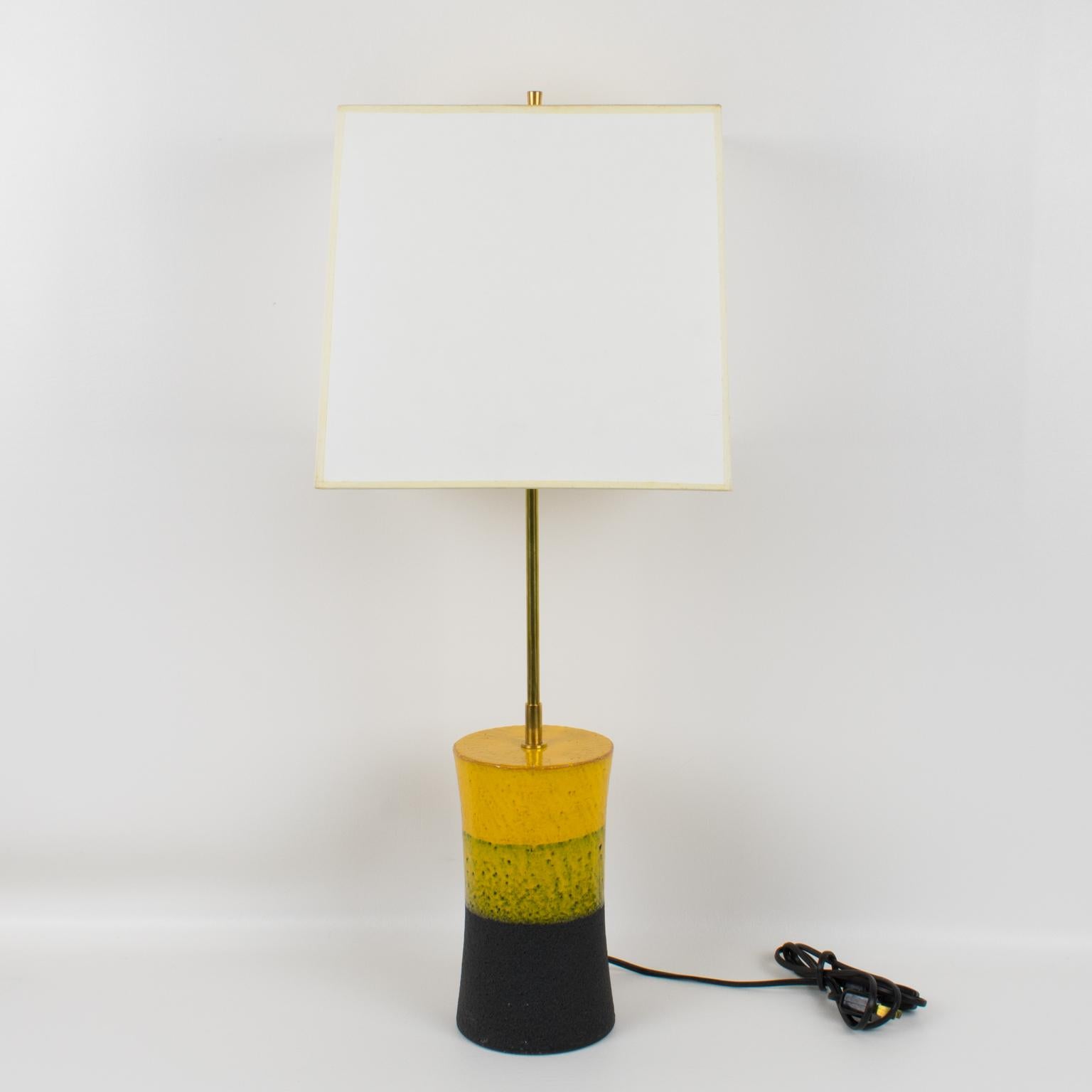 Cette étonnante lampe de table géométrique en céramique Aldo Londi for Bitossi des années 1960 a été importée et distribuée aux États-Unis par Raymor of New York. Cette lampe de table présente un design de style 