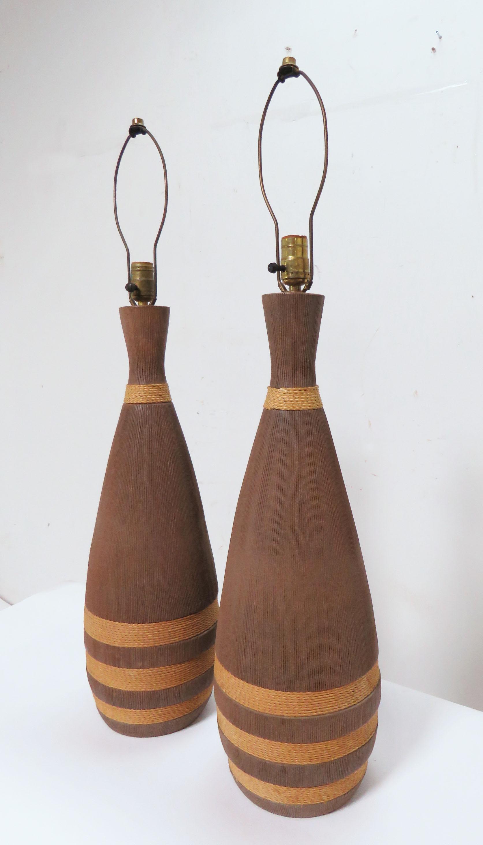 Pair of table lamps in unglazed terracotta with wraparound corded details by Aldo Londi for Bitossi, made in Italy circa 1960s. Measure 26