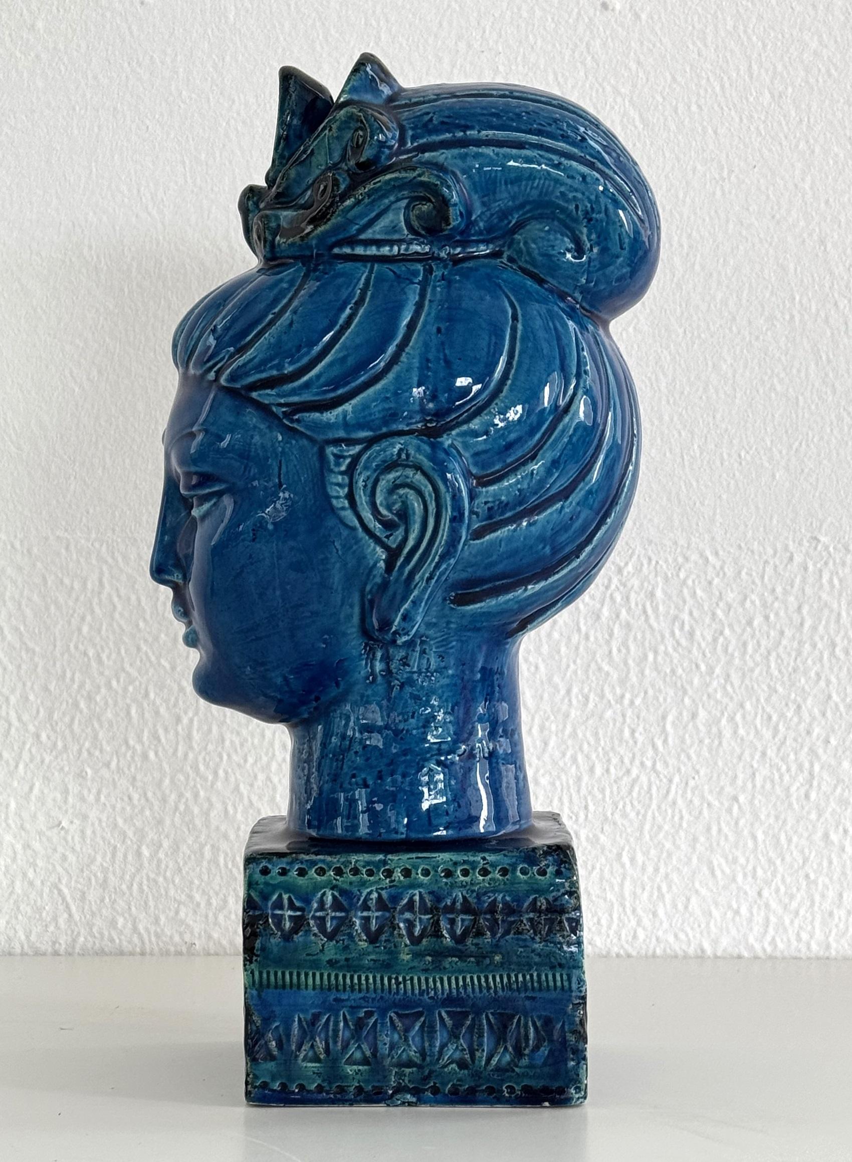Buddha Rimini Blu von Aldo Londi für Bitossi Kwan Yin, Italien, 1970er Jahre

Wunderschöner weiblicher Buddha aus glänzender, glasierter Keramik in einem leuchtenden Rimini-Blau.
Einer Legende zufolge war Kwan Yin eine indische Prinzessin und lehnte