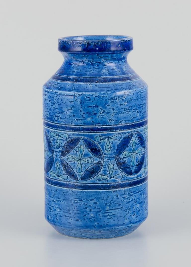 Aldo Londi pour Bitossi. Grand vase en céramique émaillée bleu Rimini avec des motifs géométriques. 
1960s.
En parfait état.
Marqué.
Dimensions : H 21,5 cm. x P 11,0 cm : H 21,5 cm. x D 11,0 cm.