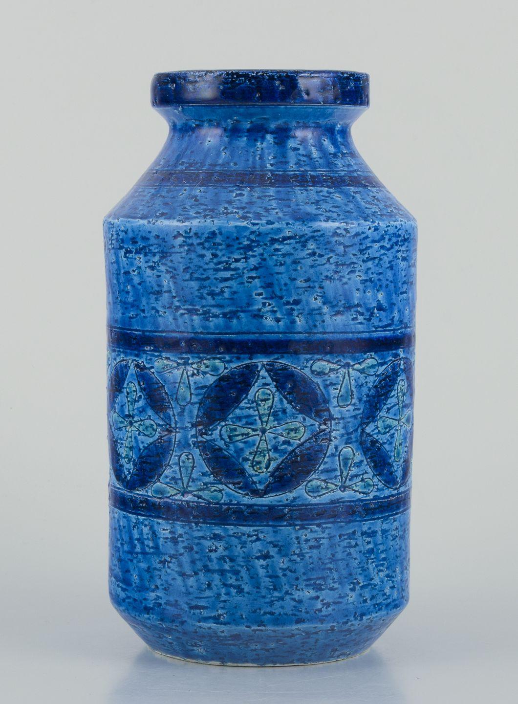 Les produits d'occasion sont exonérés de droits d'importation pour les clients américains. 
Par conséquent, aucun droit d'importation ne s'appliquera à votre achat.

Aldo Londi pour Bitossi. 
Grand vase en céramique émaillée bleu Rimini avec des