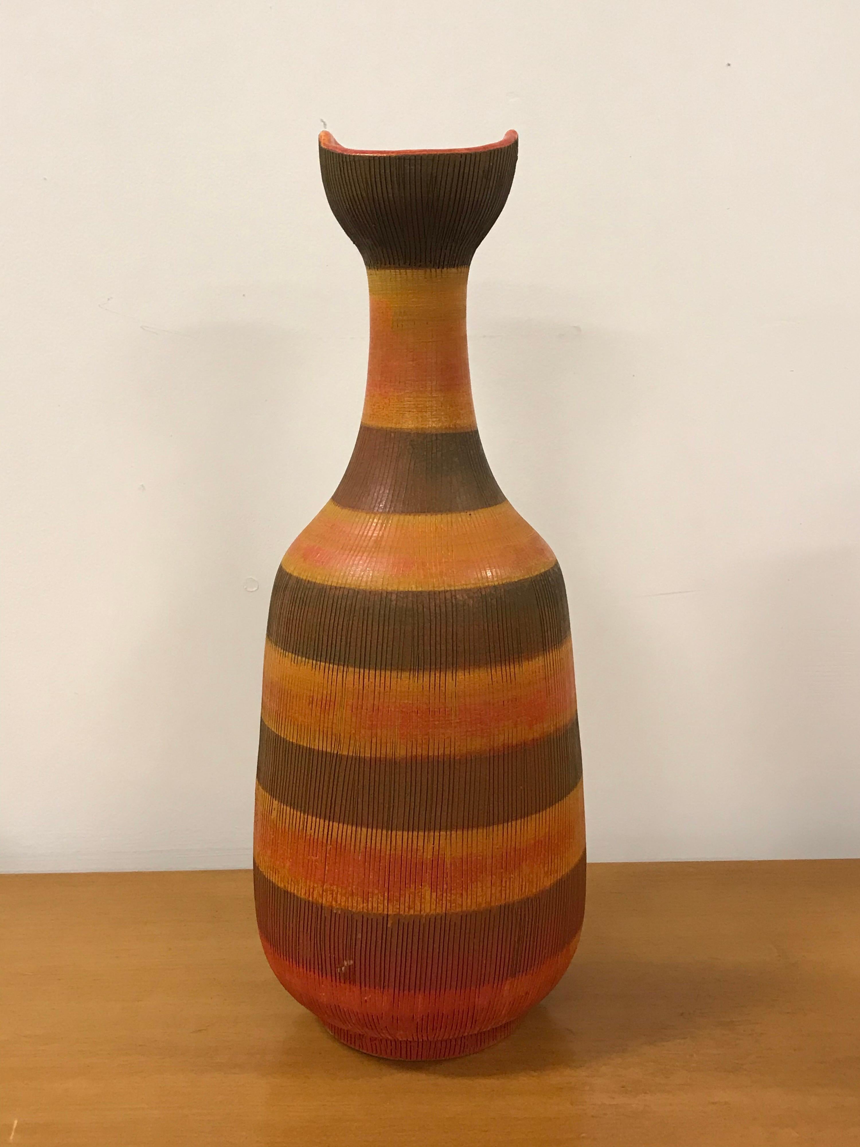 Remarquable ensemble de quatre pièces conçu par Aldo Londi pour Bitossi. Quatre pièces au total : vase de sol, grand vase, grand bol et cendrier surdimensionné. La Collection est nommée 