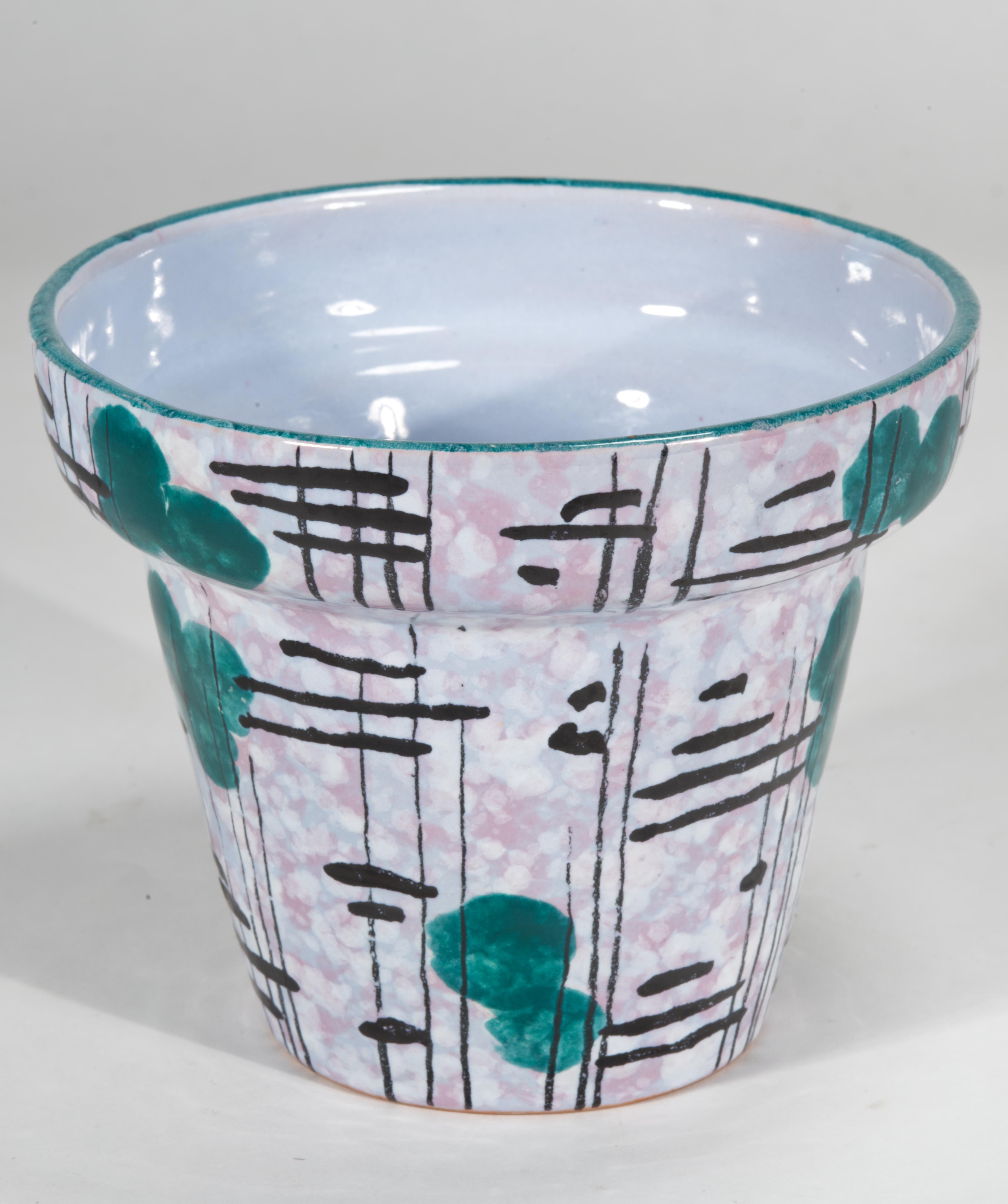 Modernistisches Majolika-Übertopf-Pflanzgefäß oder Knospenvase mit stromlinienförmiger skulpturaler Form und breitem Rand, der den oberen Teil des Stücks akzentuiert; die minimale Form des Stücks wird durch die farbenfrohe Glasur mit abstraktem