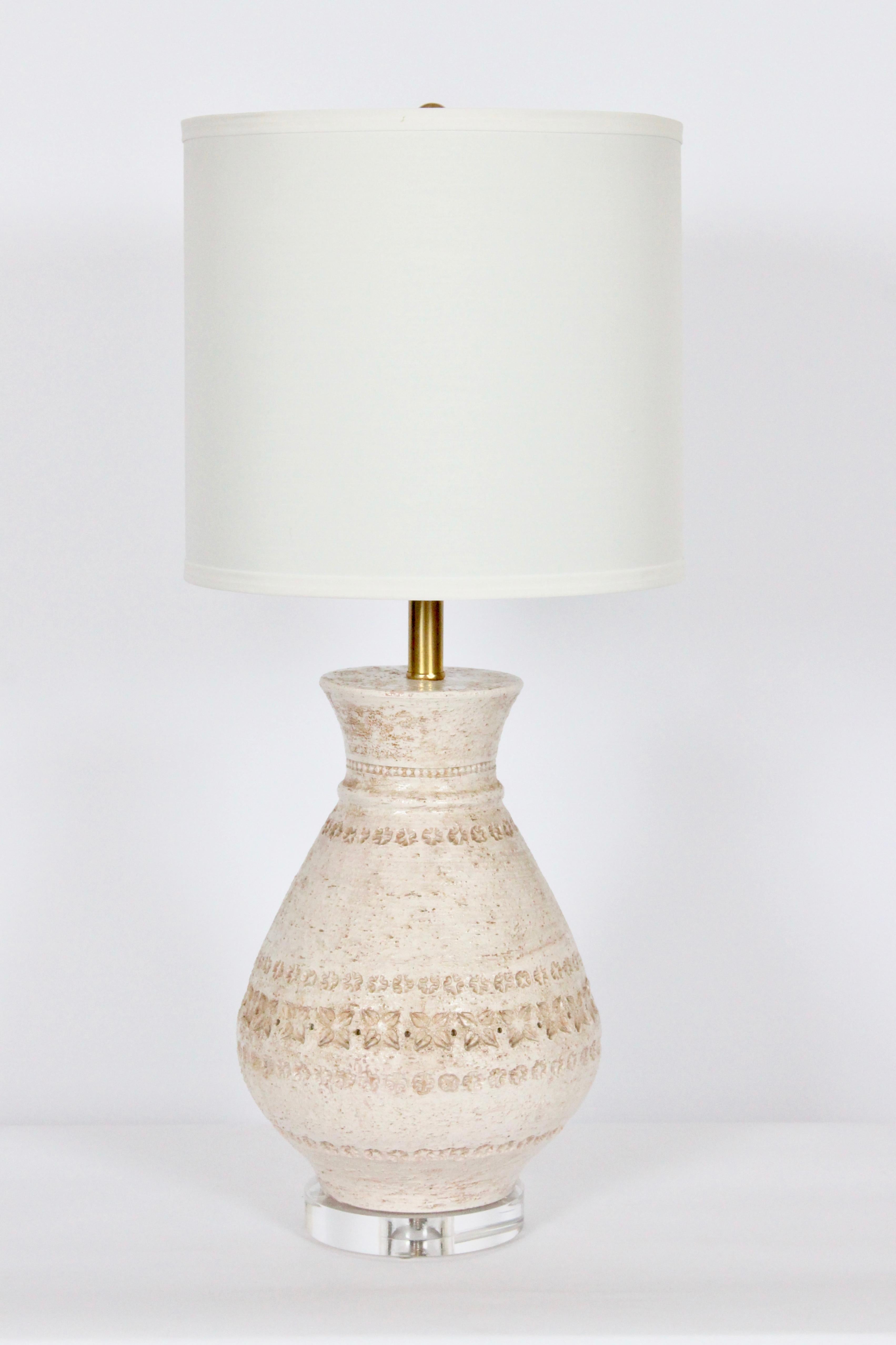 Aldo Londi for Bitossi Imprinted Cream and Off White Glazed Pottery Table Lamp For Sale 2