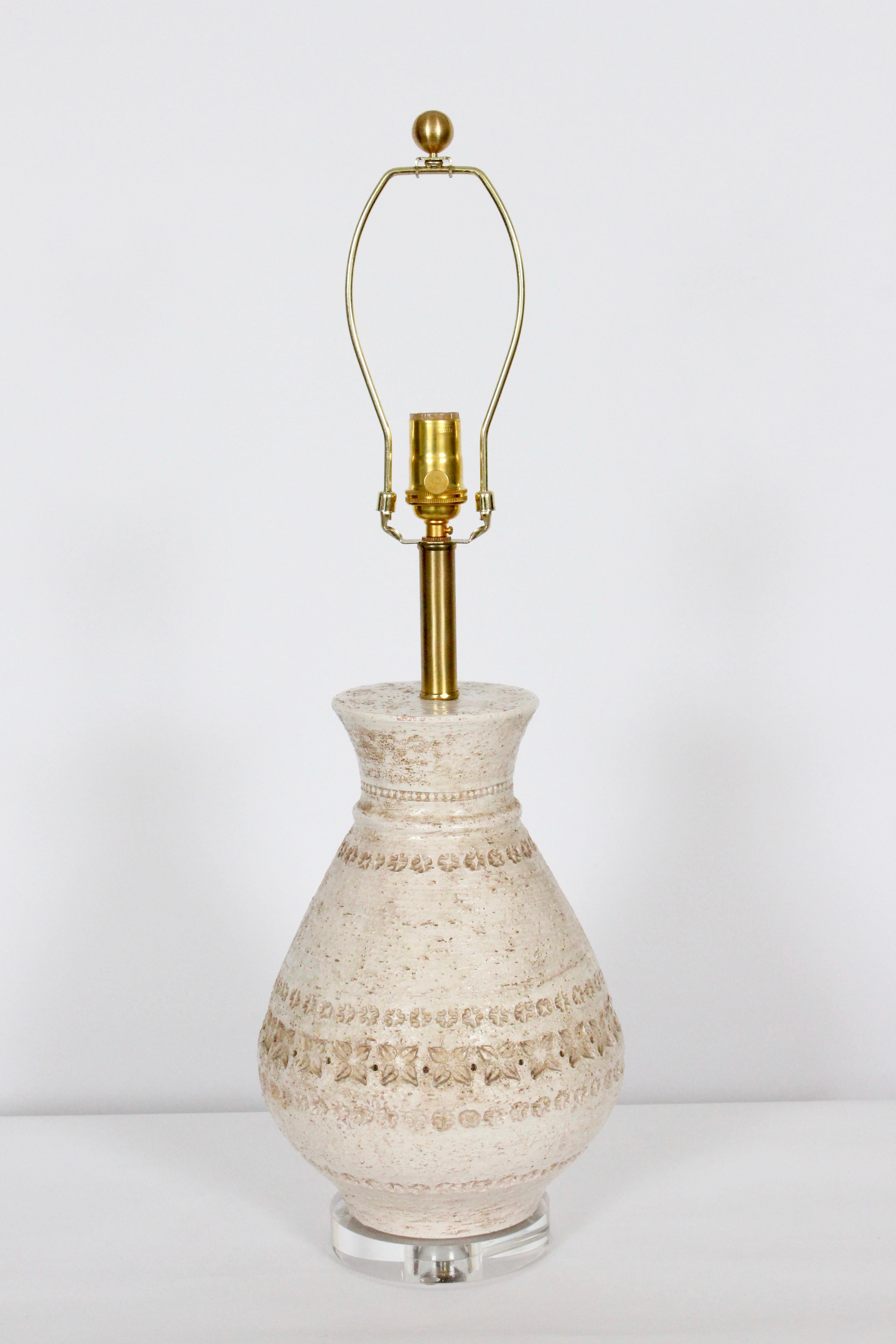 Aldo Londi Bitossi für Bitossi handgefertigte Art Pottery Keramik Tischlampe, 1950er Jahre. Mit einer klassisch strukturierten, handdekorierten, glasierten Flaschenform auf klarem, rundem Lucite-Sockel mit Tan-, Beige-, Off White- und Cream-Tönen.