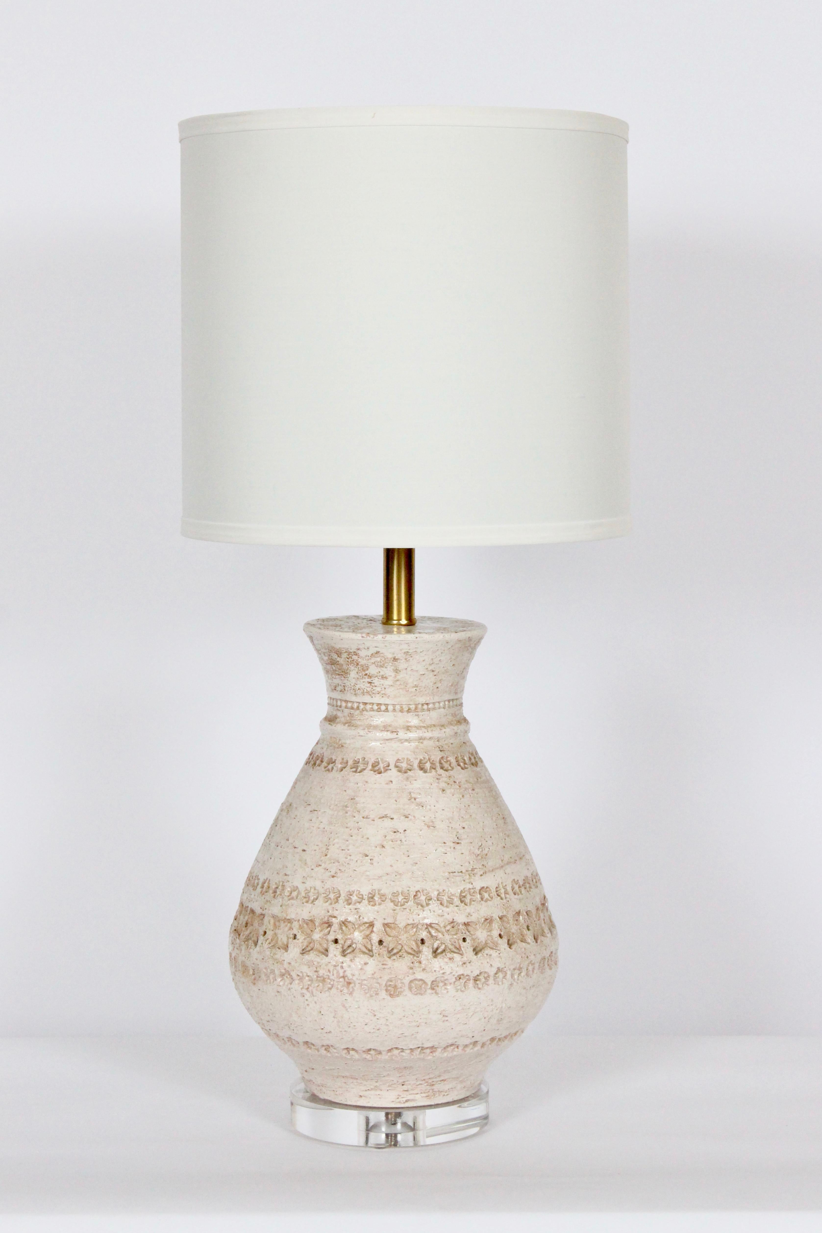 Mid-Century Modern Aldo Londi for Bitossi Imprinted Cream and Off White Glazed Pottery Table Lamp For Sale
