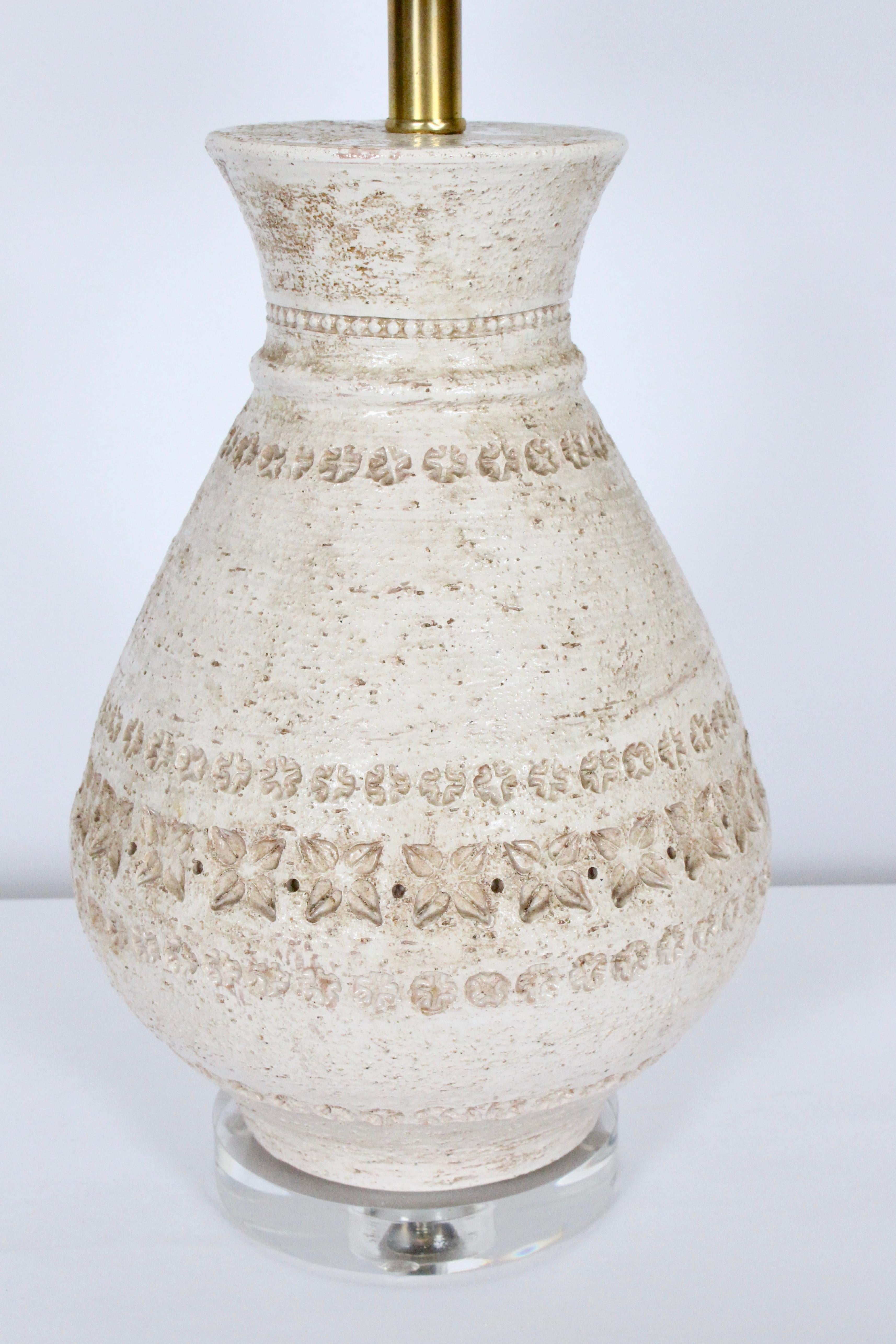 Italian Aldo Londi for Bitossi Imprinted Cream & Off White Glazed Pottery Table Lamp For Sale