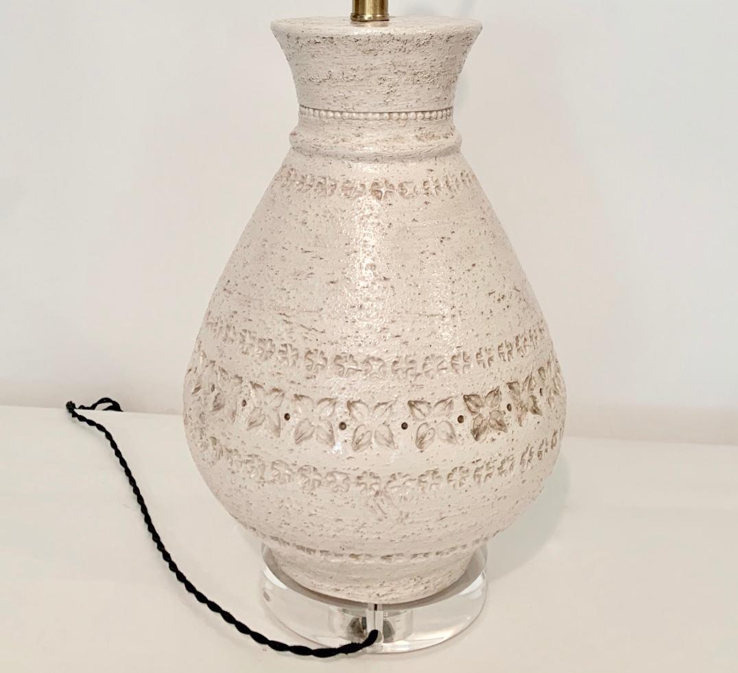 Mid-20th Century Aldo Londi for Bitossi Imprinted Cream and Off White Glazed Pottery Table Lamp For Sale
