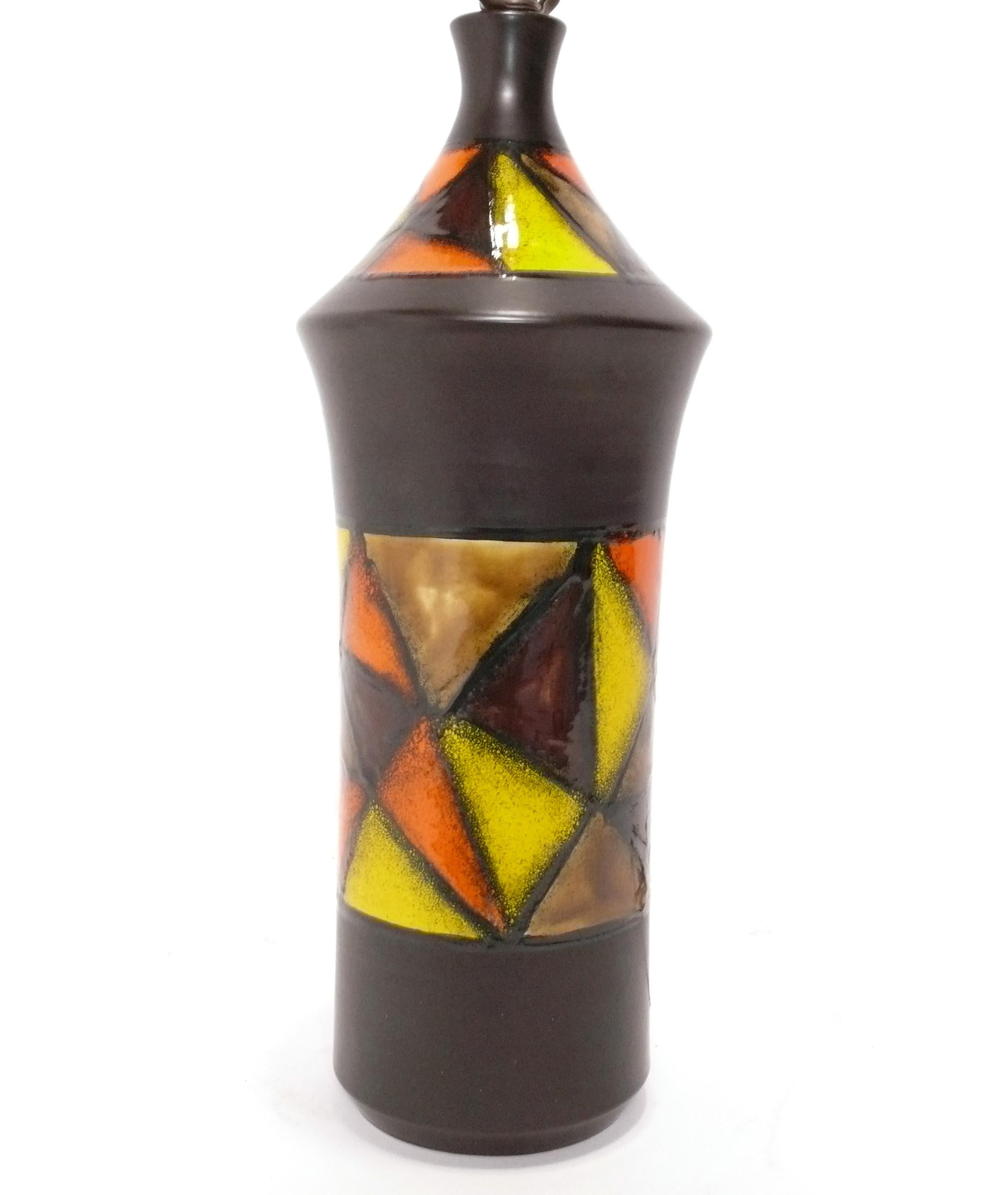 Bunte Keramiklampe aus der Mitte des Jahrhunderts, von Aldo Londi für Bitossi, Italien, ca. 1960er Jahre. Die Höhe bis zur Oberkante des Sockels beträgt 24,5