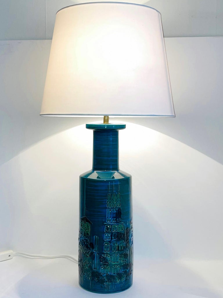 Large, exceptional Aldo Londi for Bitossi table lamp featuring a modernist impressed architectural design with figurative palm trees. This line of objects was named 