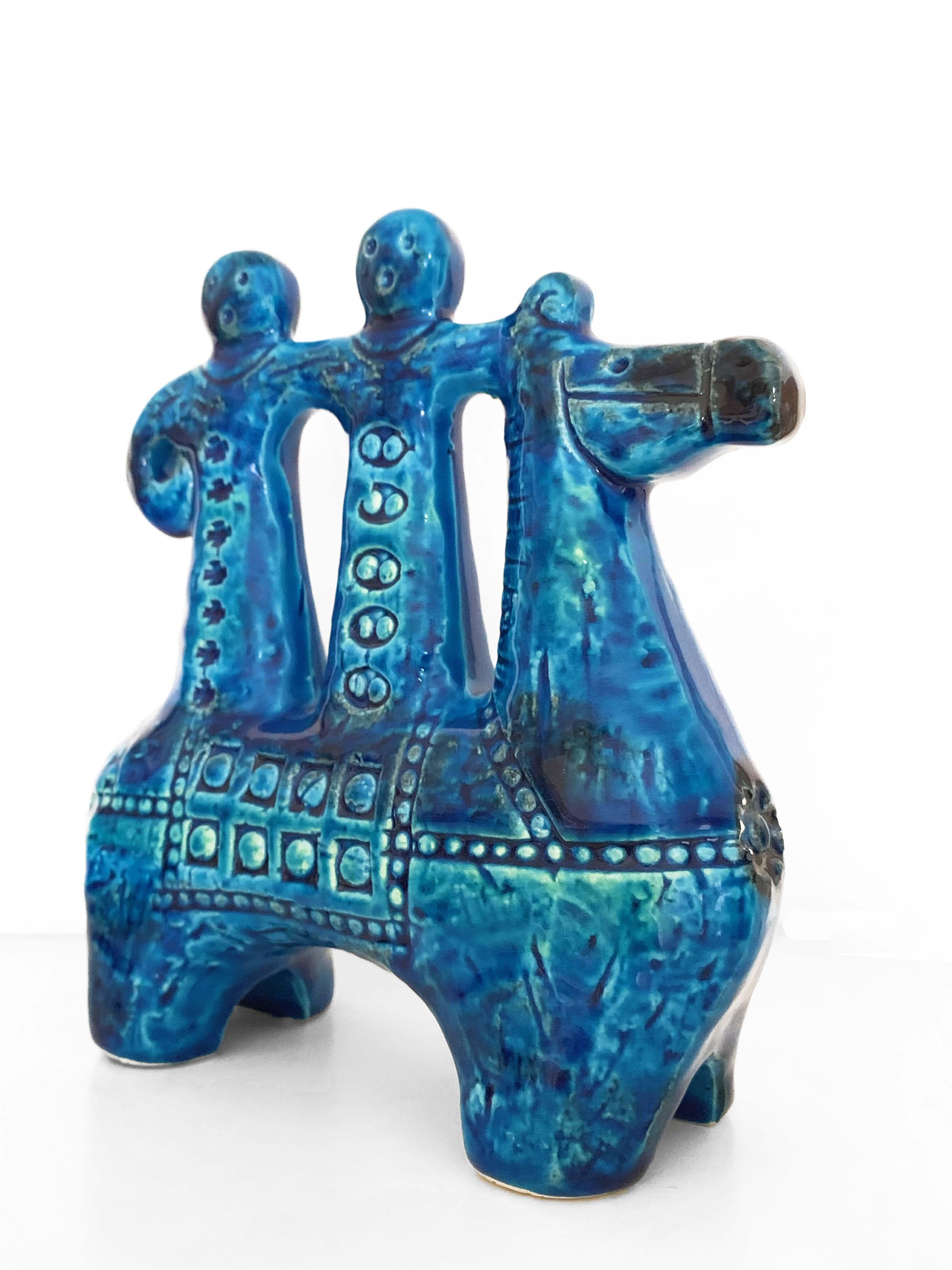 This is a blue stoneware figurine from the 1960s (Cavallerizzo), Aldo Londi for Bitossi, an Italian figurine from the Rimini Blu collection by Aldo Londi for Bitossi.
The beautiful shades of blue and green, as well as the wonderful motif, make it a