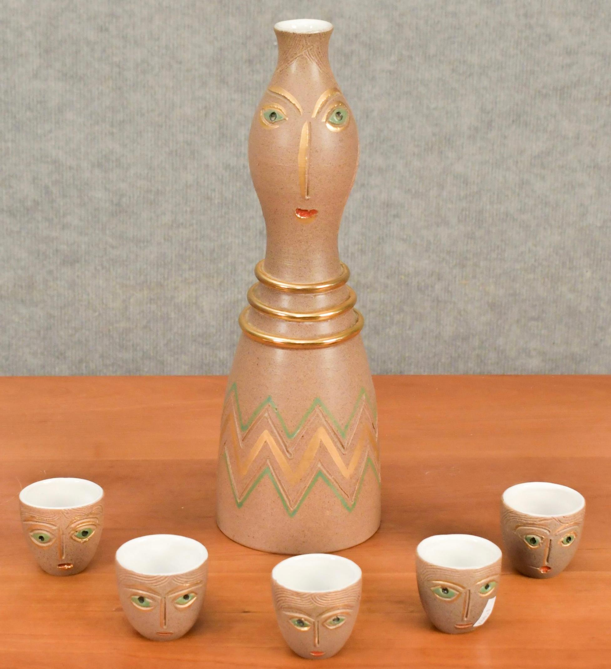 Un juego de sake de gres italiano de Aldo Londi de finales de los años 50, creado para la empresa Bitossi.
Las copas están decoradas con caras con inscripciones modernas y firmadas bajo el pie, Italia, miden aproximadamente 5 cm de alto. 
El