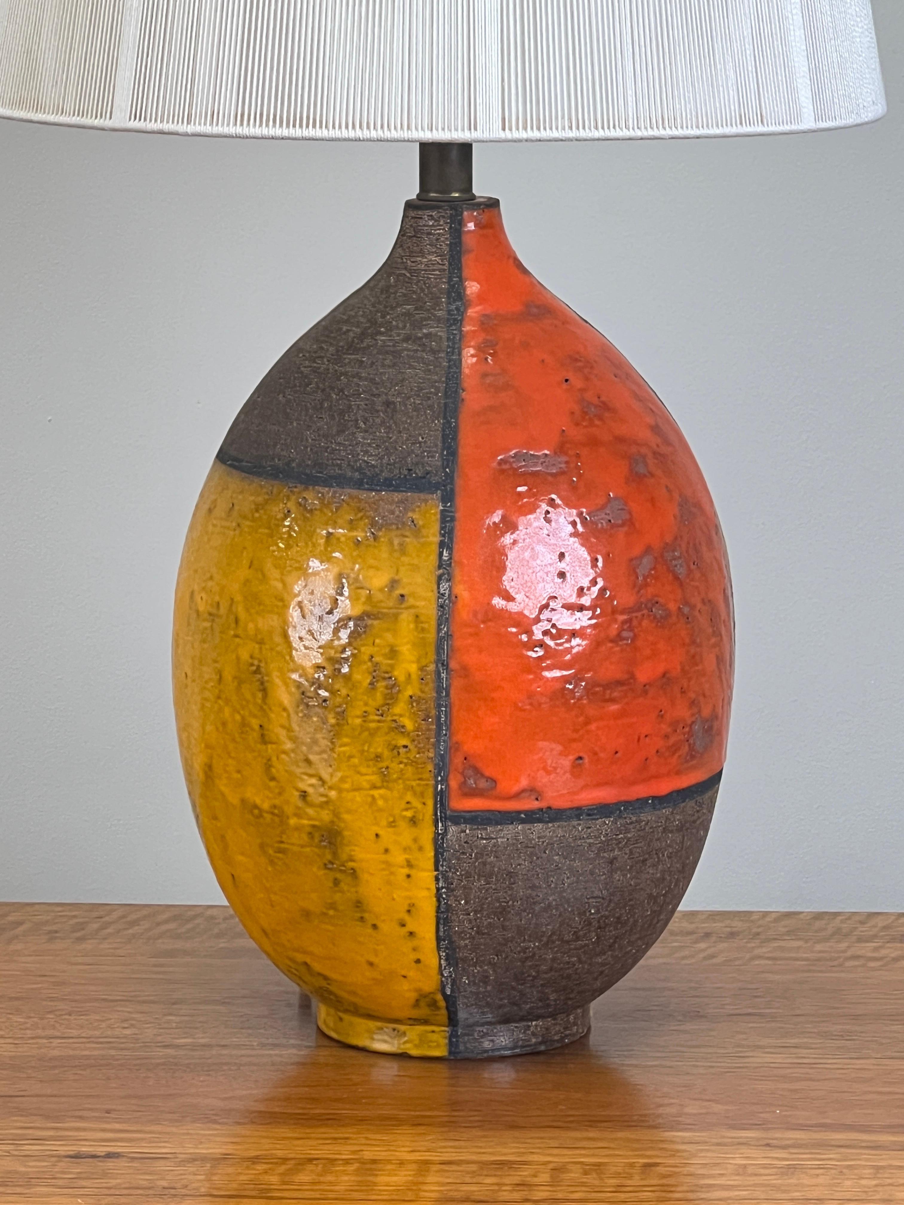 A ceramic table lamp designed by Aldo Londi for Bitossi . 