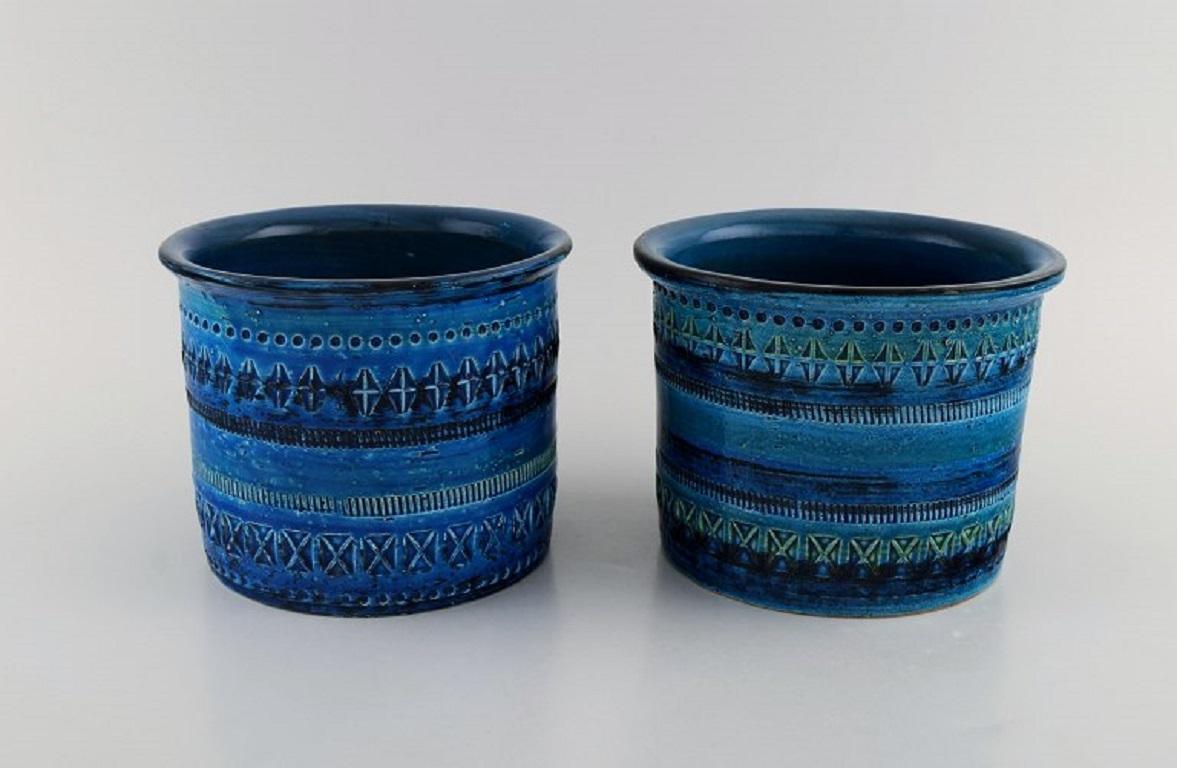 Aldo Londi for Bitossi. Two Rimini blue vases / flower pots in glazed ceramics with geometric patterns. 
1960s.
Measures: 15 x 12.5 cm.
In excellent condition.
Stamped.