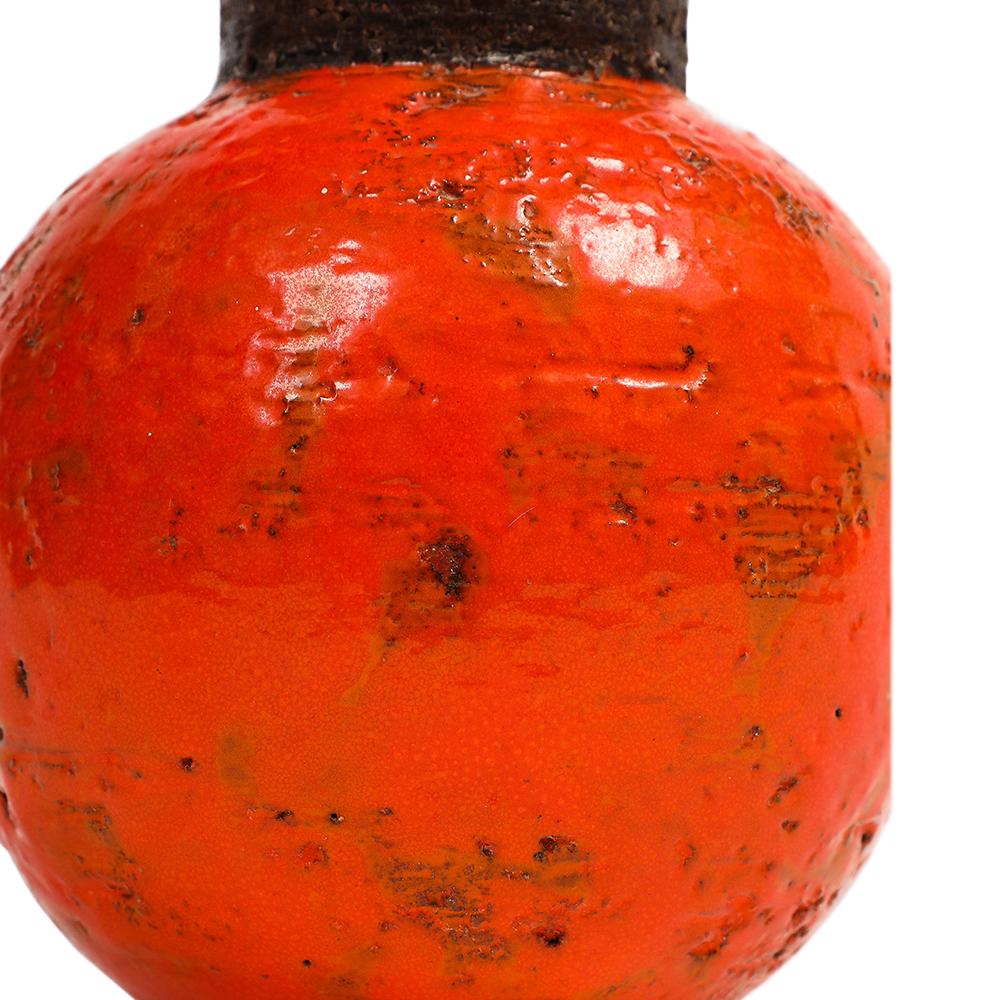 Jarrón Aldo Londi para Bitossi, cerámica, naranja, marrón, firmado. Pequeño jarrón en forma de bola con cuerpo esmaltado en naranja y cuello de arcilla cruda. Firmado en la parte inferior de la base: 4208 B Italia.