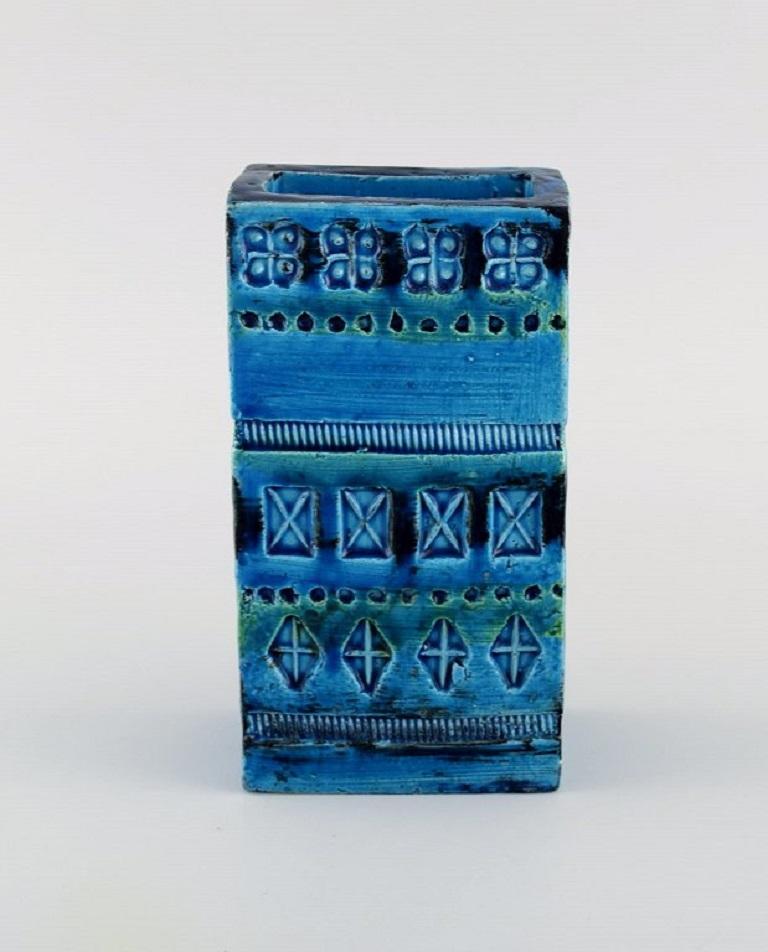 Aldo Londi for Bitossi. Vase in Rimini-blue glazed ceramics with geometric patterns. 1960s.
Measures: 16 x 8,5 x 5,5 cm.
In excellent condition.
Stamped.