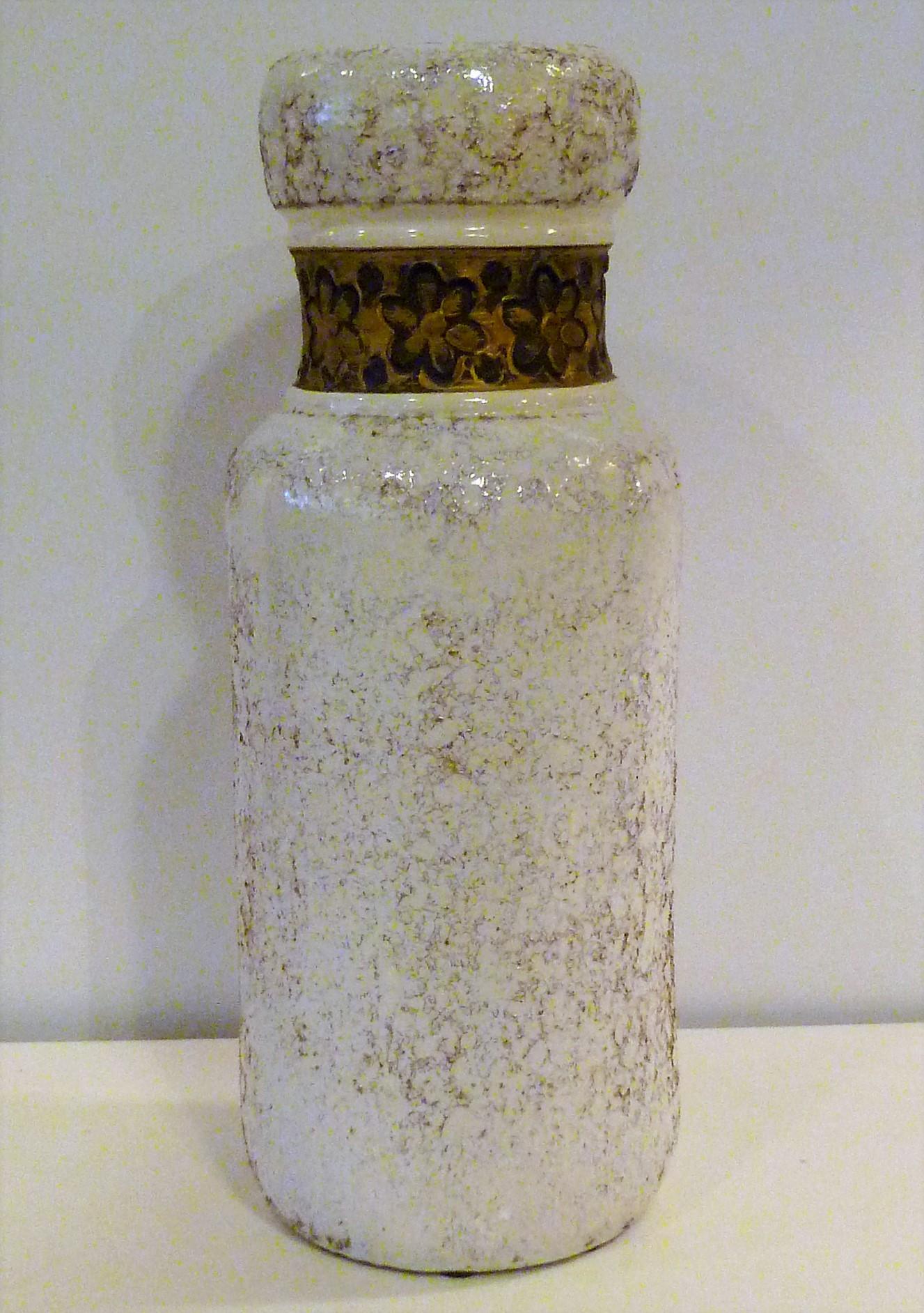 Aldo Londi for Rosenthal Netter made by Bitossi. An elegant Italian Modern textured pottery vase, 1960s. A thick white lava glaze has been applied over the terracotta body to created a rough texture embellished with a neck band of gold gilt flowers.