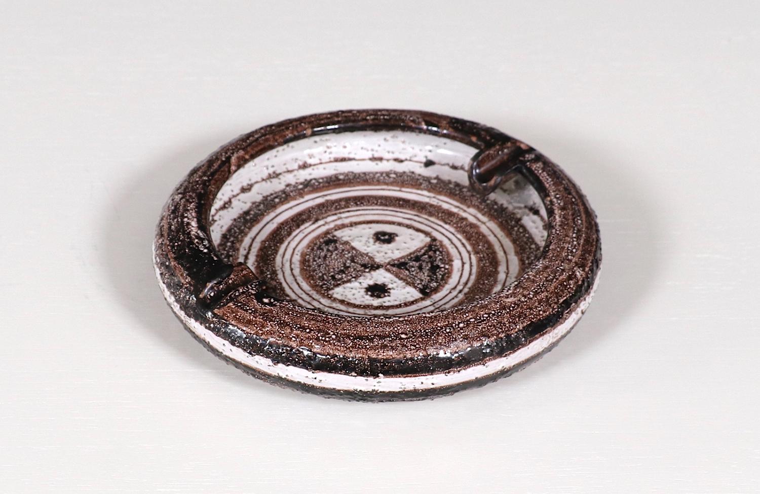 Questo straordinario posacenere in ceramica Mid-Century Modern è stato disegnato da Aldo Londi per Bitossi negli anni Cinquanta. Caratterizzato da una superficie riccamente strutturata con una finitura smaltata in marrone e bianco, questo pezzo
