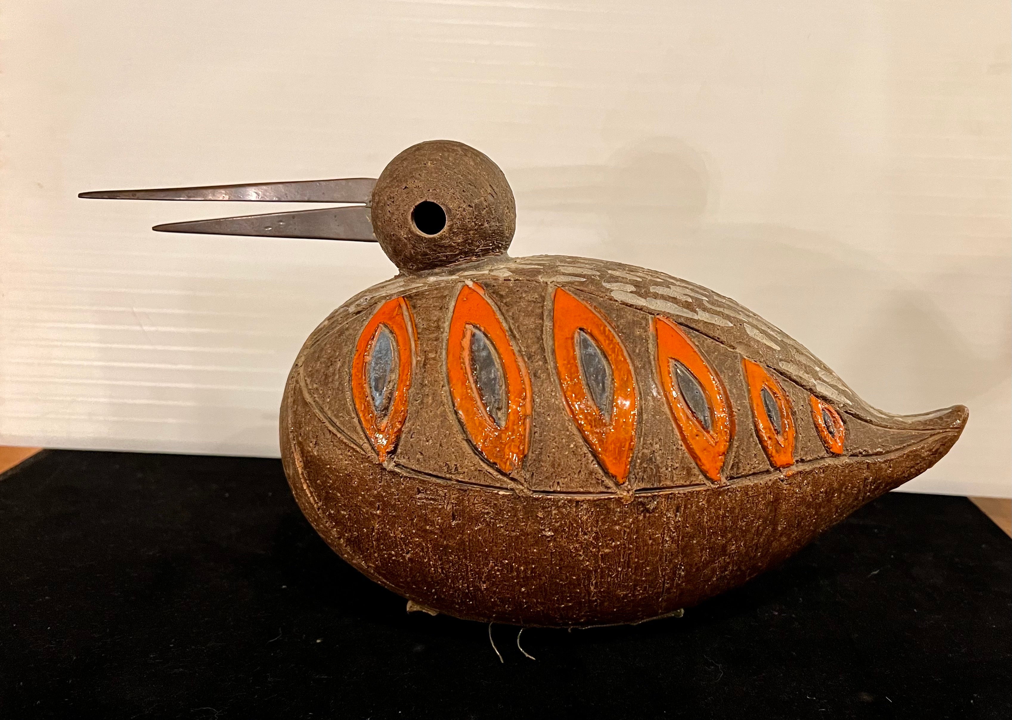 Beautiful rare very collectible bird/duck sculpture by Aldo Londi for Bitossi Raymor, circa the 1960s. The piece is in very great vintage condition with great color and texture; with metal pick, it would make a fantastic addition to any midcentury