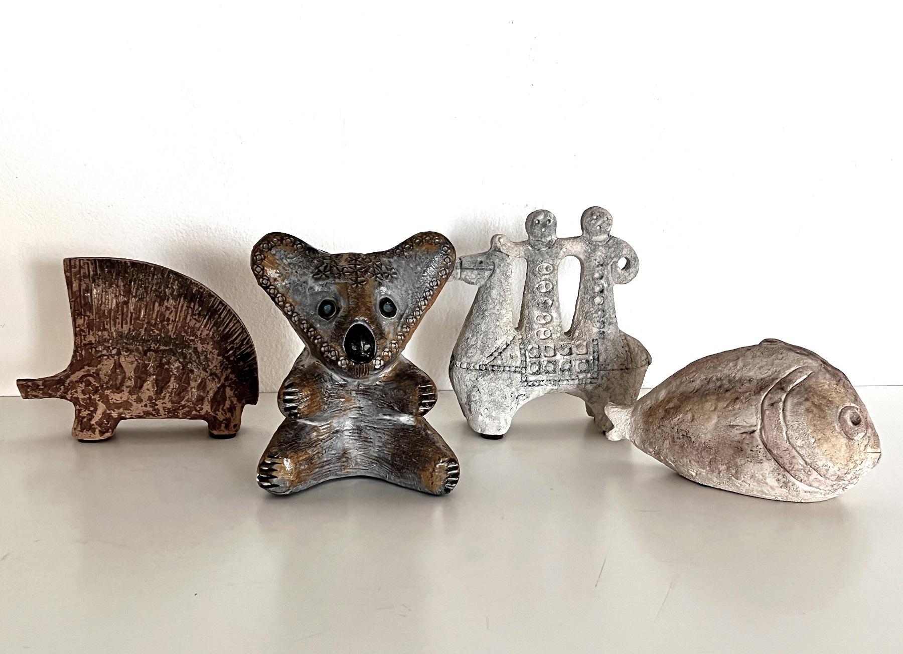 Un magnifique ours Koala dessiné par Aldo Londi en forme de boîte d'épargne. 
Le Koala est fabriqué en céramique lourde - poterie, conçue par Aldo Londi dans les années 1960, et produite par Bitossi Italie.
Aucun défaut visible.
Pièce rare, objet de