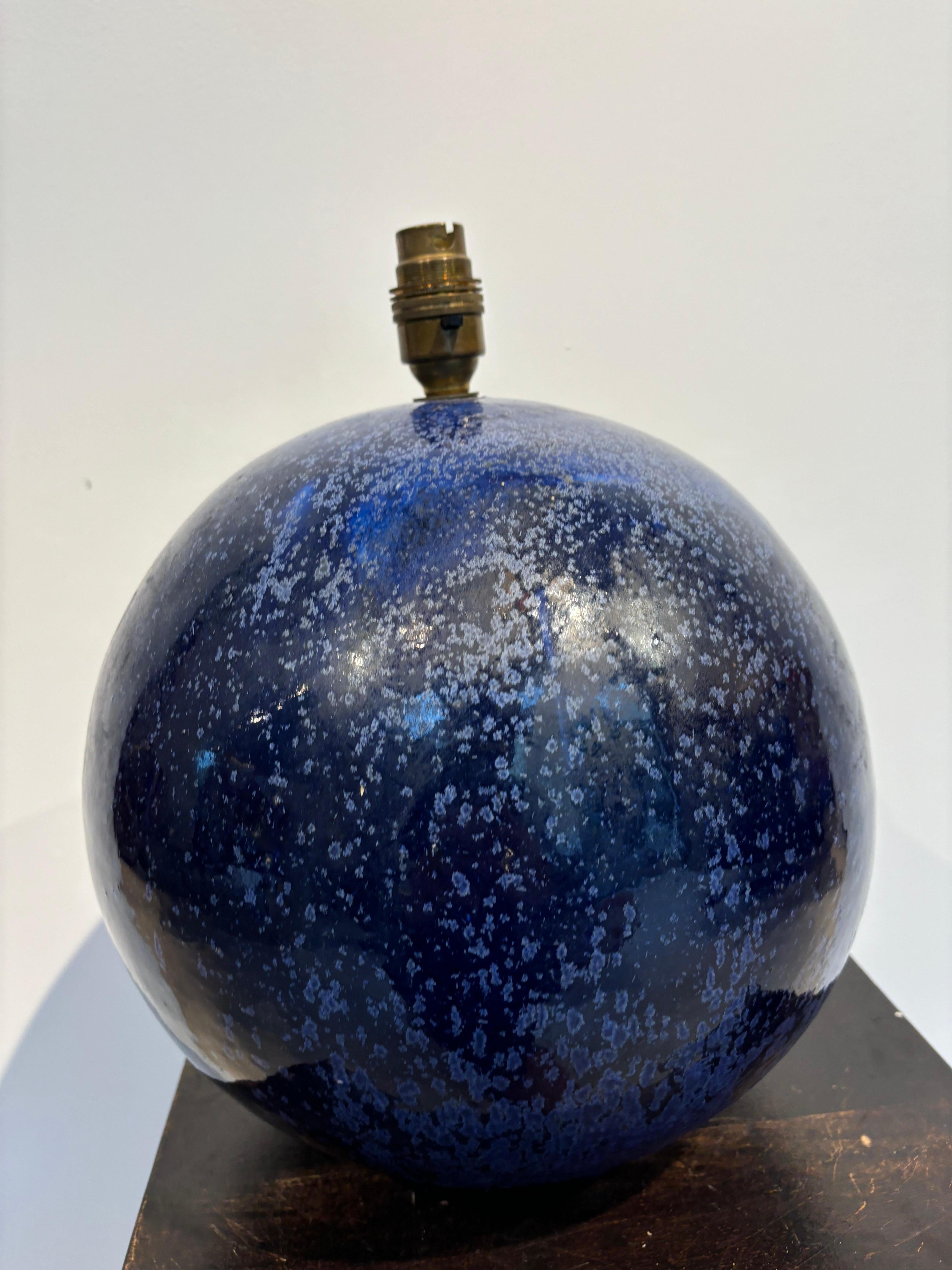 Jolie et large lampe boule par Aldo Londi, superbe émaillage bleu nuit. 