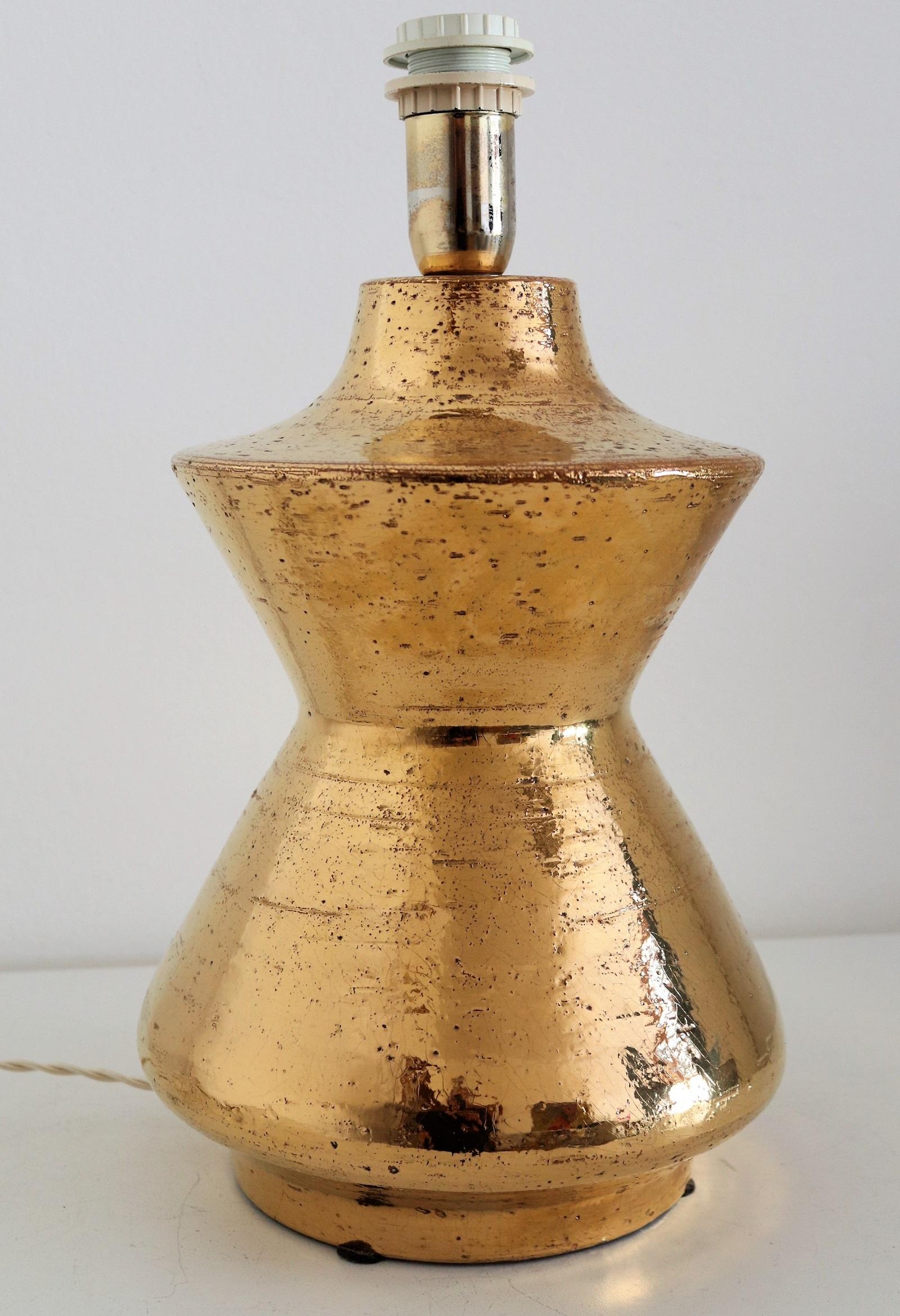 Hand-Crafted Italian Mid Century Ceramic Table Lamp in Gold Metallic by Aldo Londi, 1960 For Sale