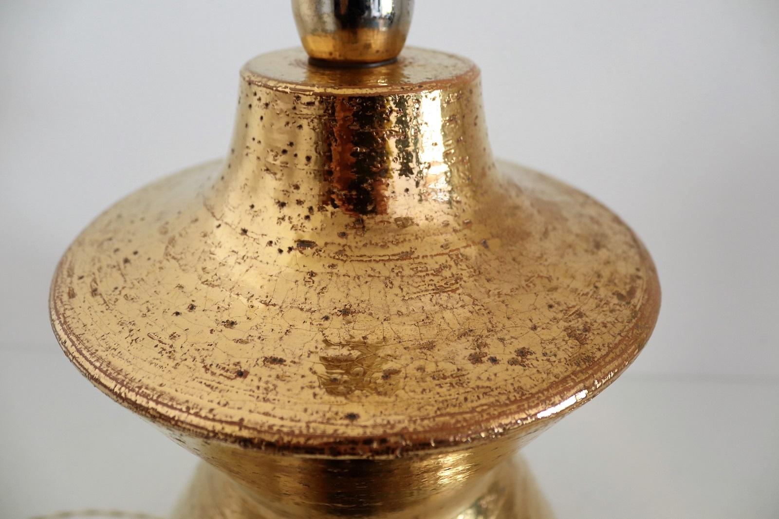 Late 20th Century Italian Mid-Century Ceramic Table Lamp in Gold Metallic by Aldo Londi, 1960 For Sale