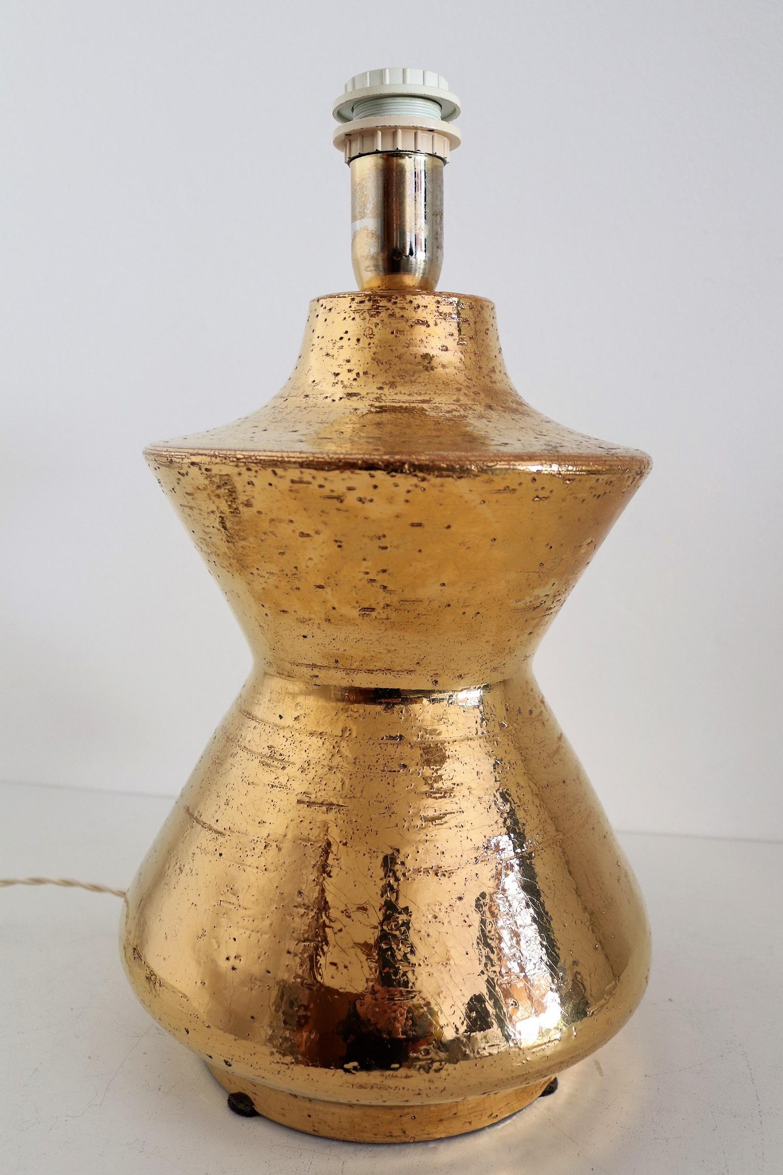 Italian Mid-Century Ceramic Table Lamp in Gold Metallic by Aldo Londi, 1960 For Sale 1